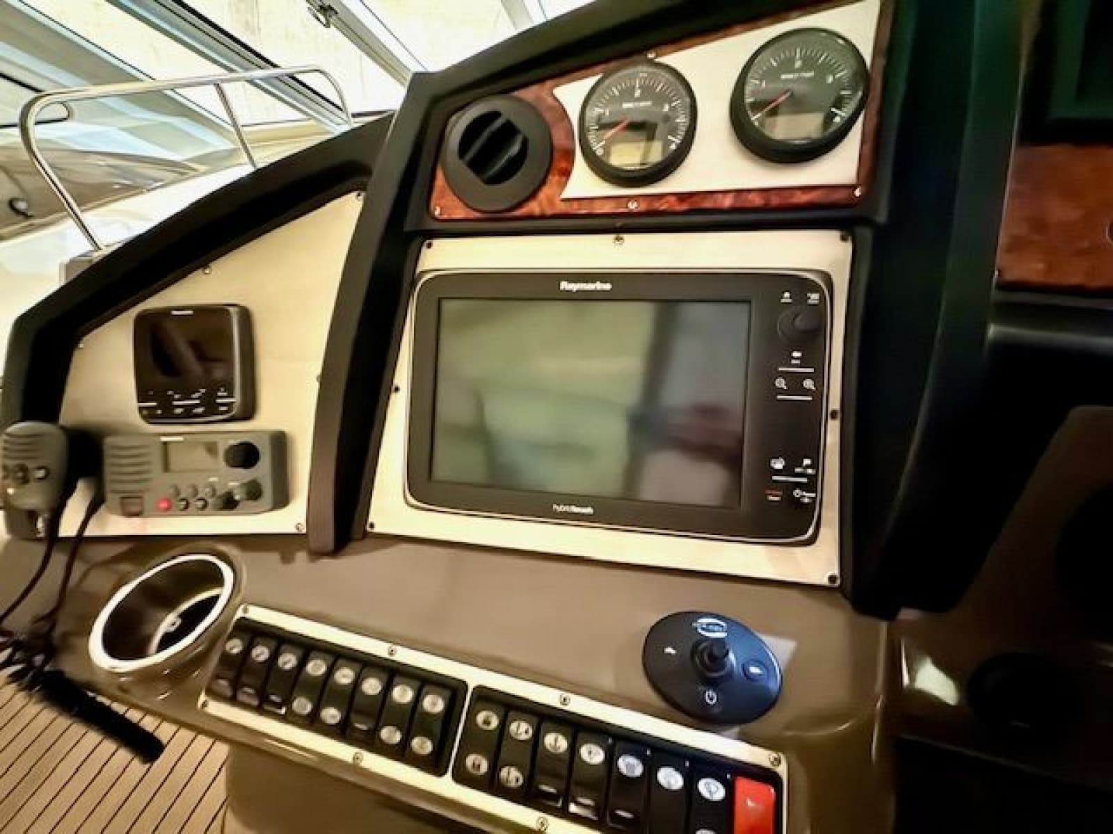 2013 Cruisers Yachts 540 Sports Coupe - Photo 26