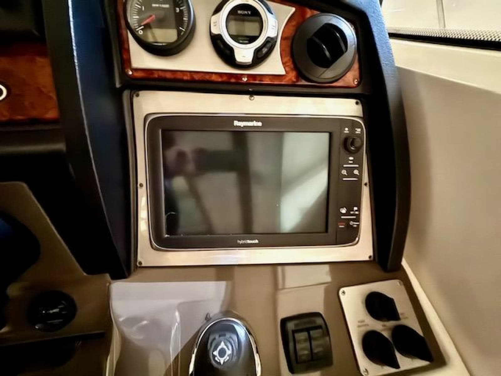 2013 Cruisers Yachts 540 Sports Coupe - Photo 23