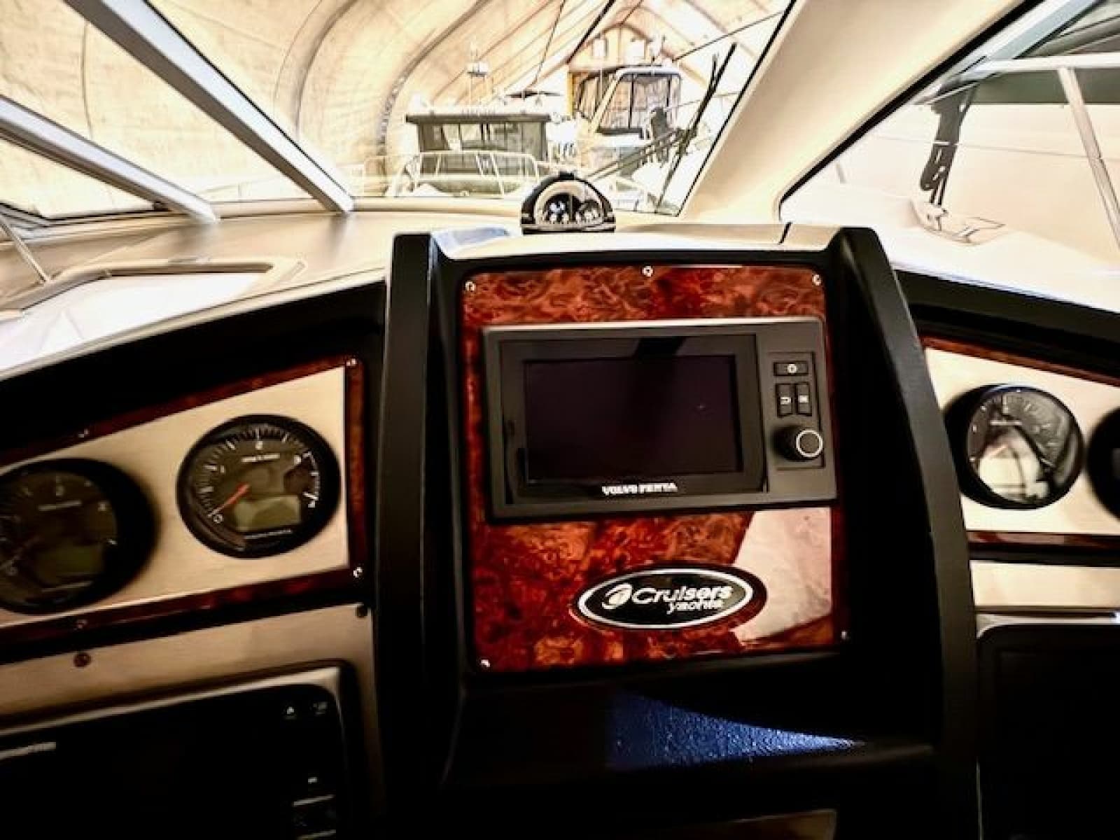 2013 Cruisers Yachts 540 Sports Coupe - Photo 24