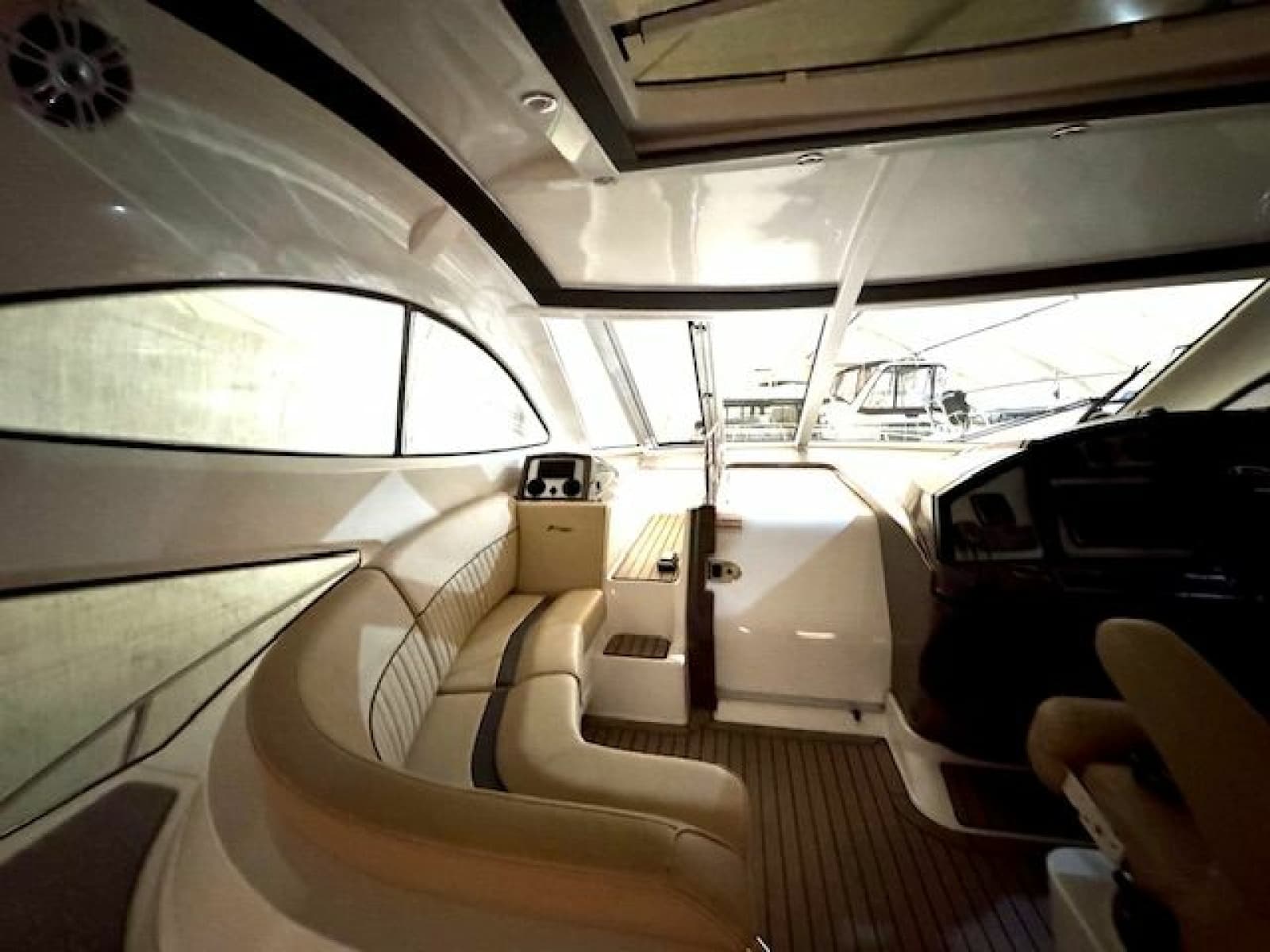 2013 Cruisers Yachts 540 Sports Coupe - Photo 10