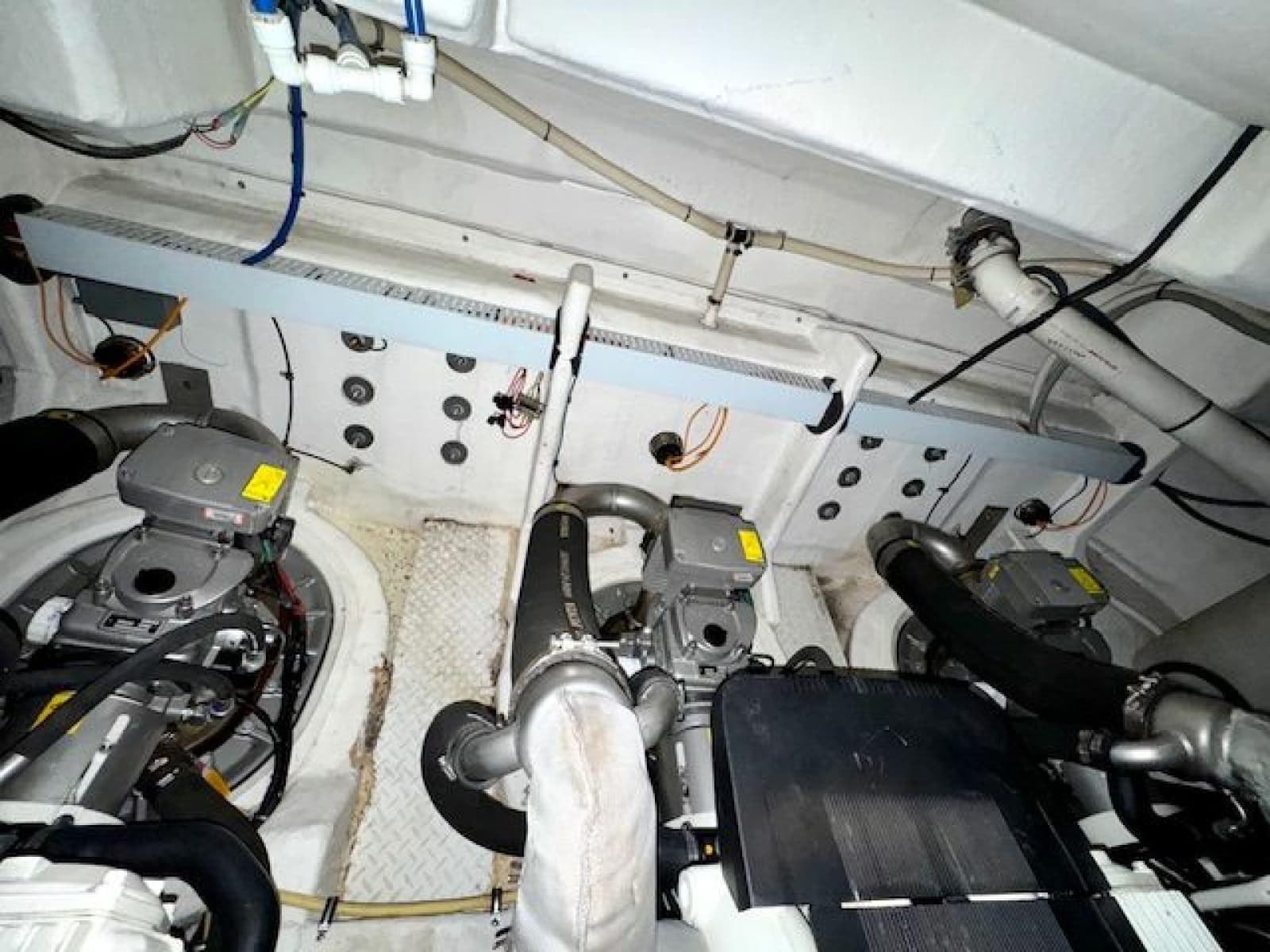 2013 Cruisers Yachts 540 Sports Coupe - Photo 34