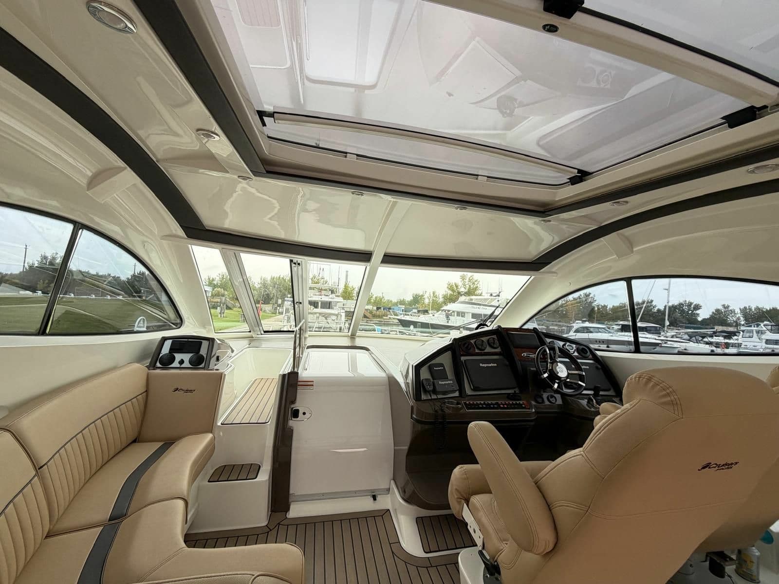 2013 Cruisers Yachts 540 Sports Coupe - Photo 21