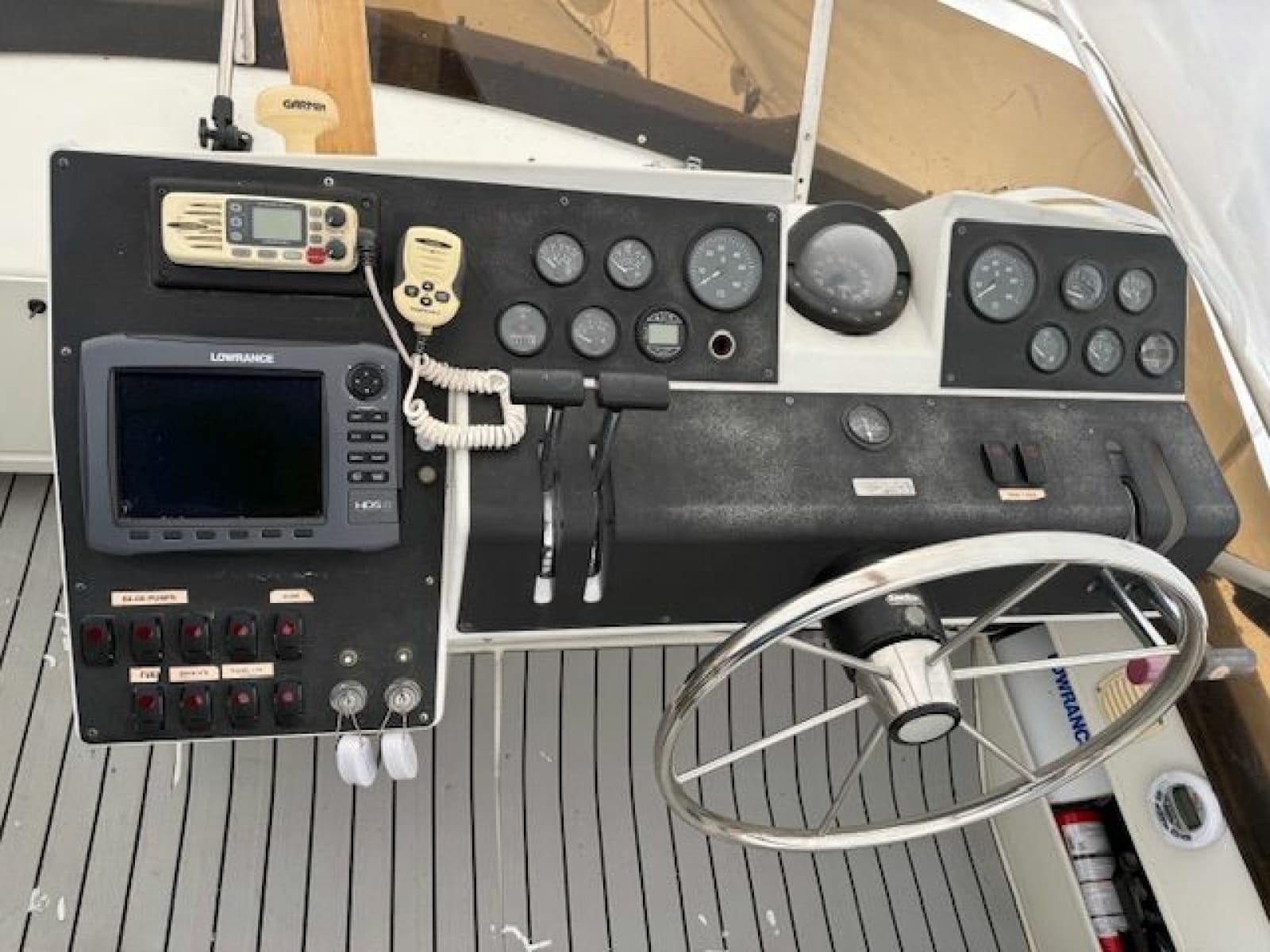 1995 Carver 325 Motor Yacht - Photo 11