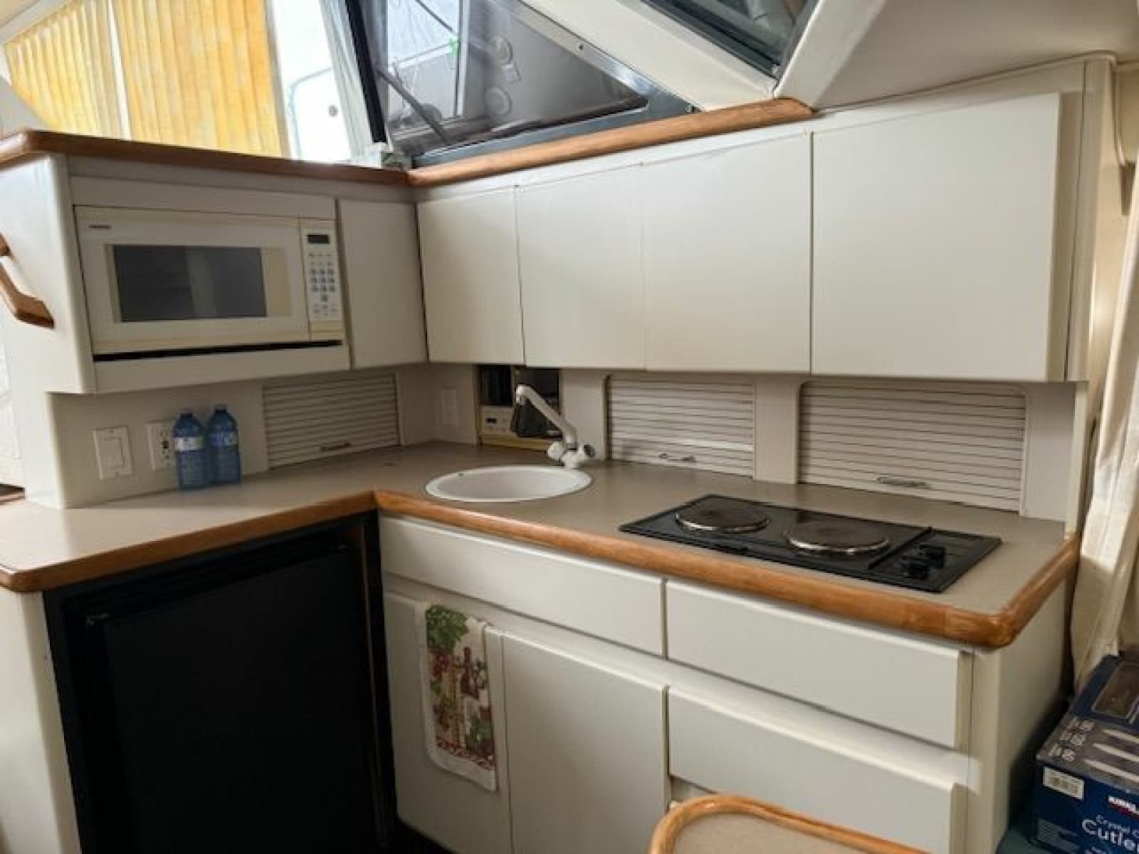 1995 Carver 325 Motor Yacht - Photo 18