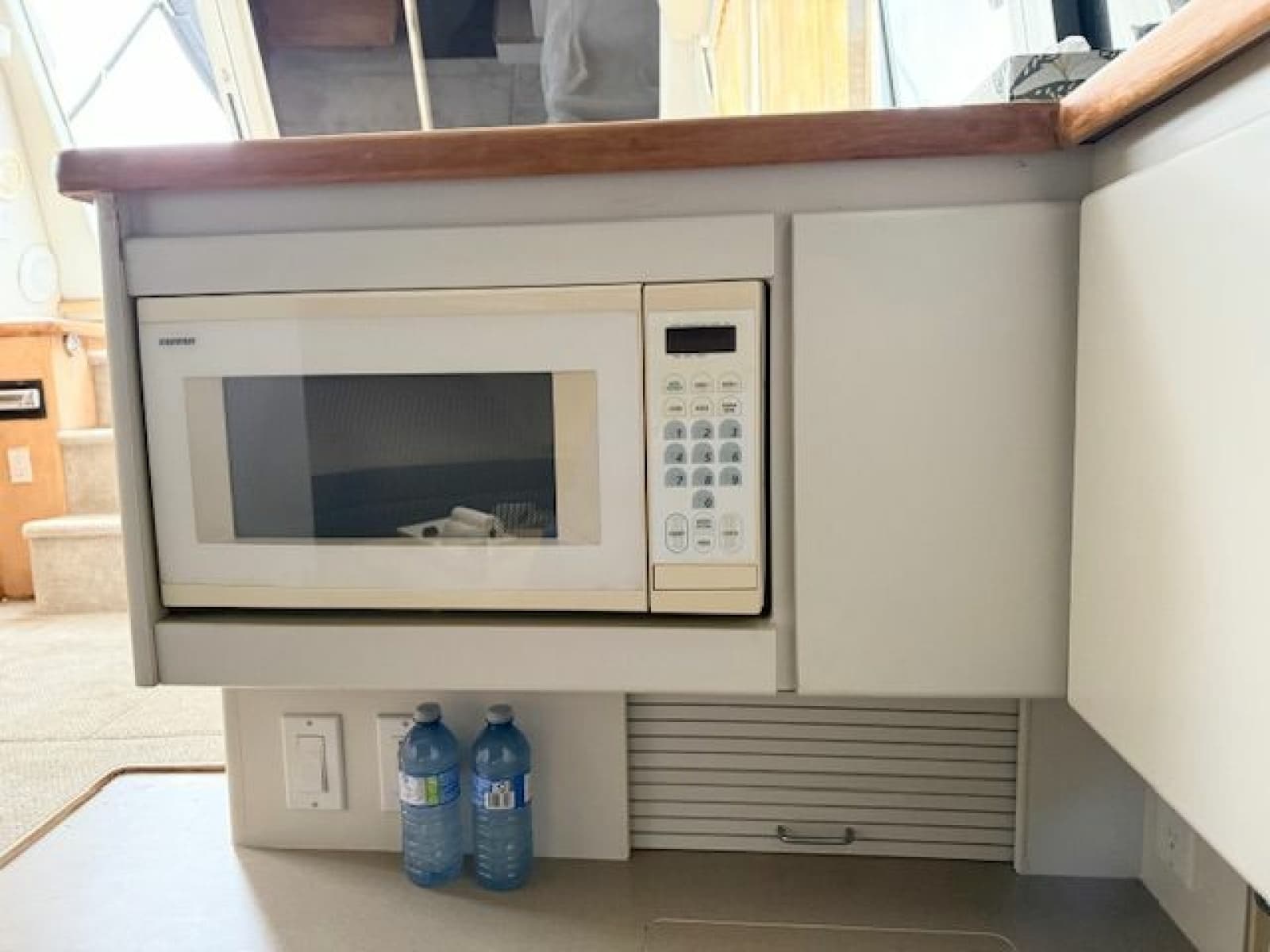 1995 Carver 325 Motor Yacht - Photo 20