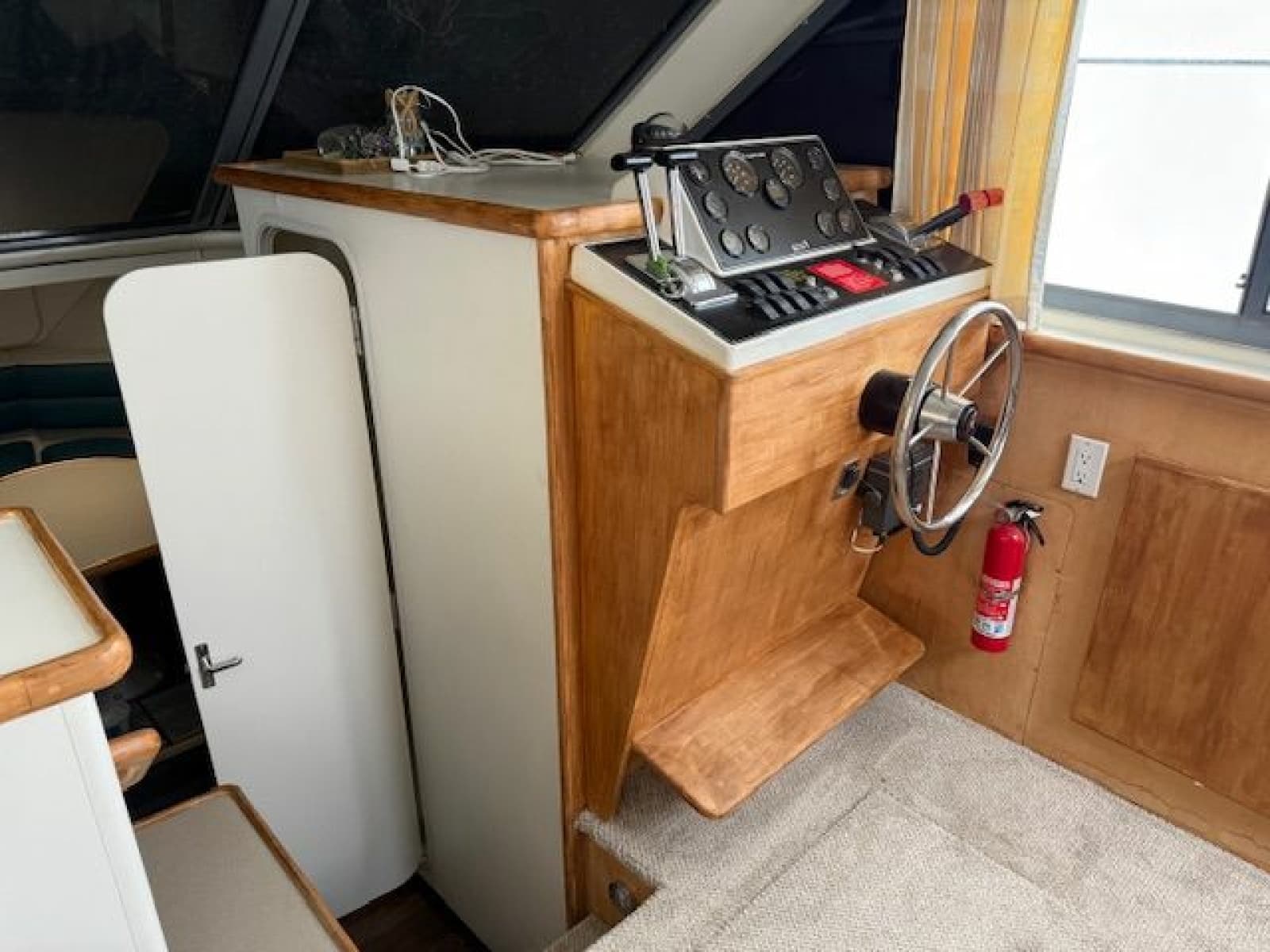 1995 Carver 325 Motor Yacht - Photo 26
