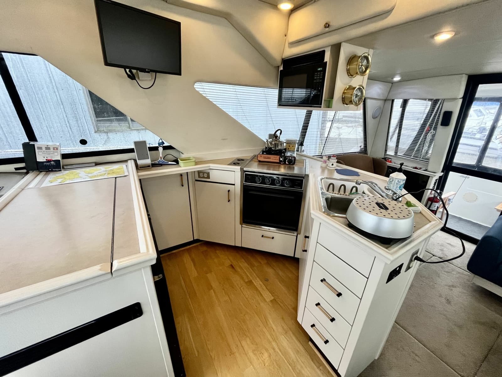 1996 Bayliner 3988 - Photo 25