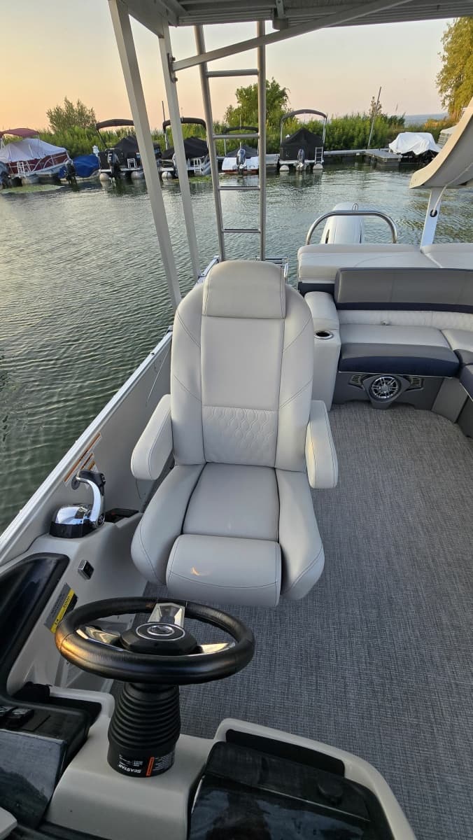 2023 Avalon Catalina 2585 CRFS Funship - Photo 6