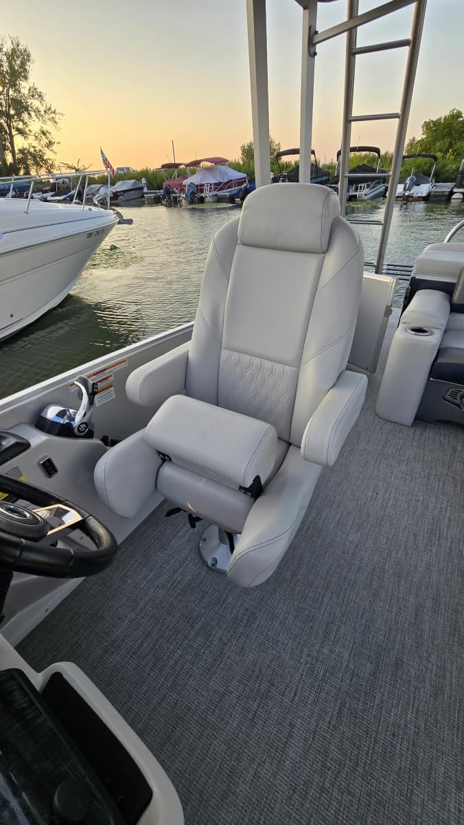 2023 Avalon Catalina 2585 CRFS Funship - Photo 7