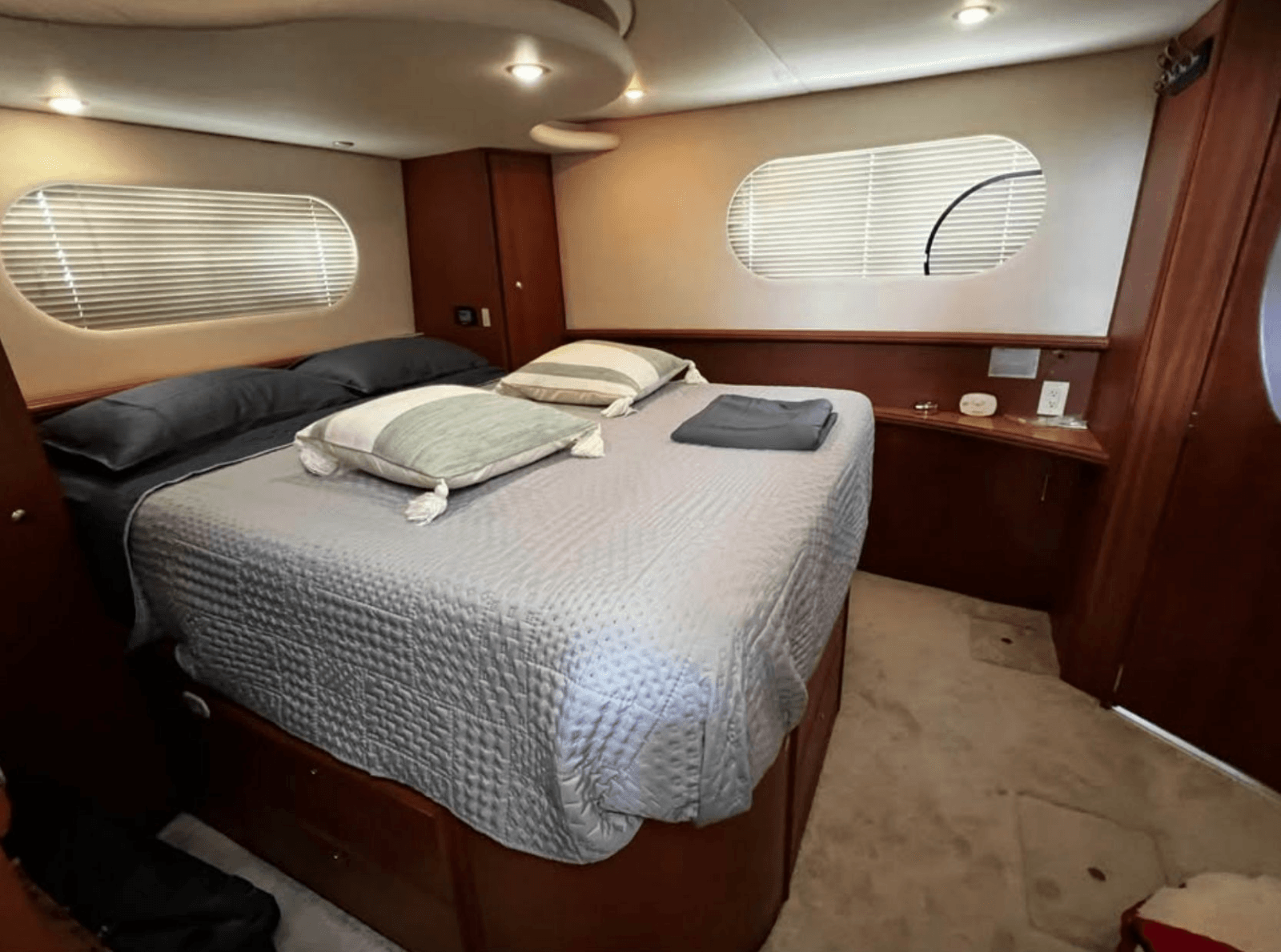 2004 Silverton 43 Motor Yacht - Photo 11