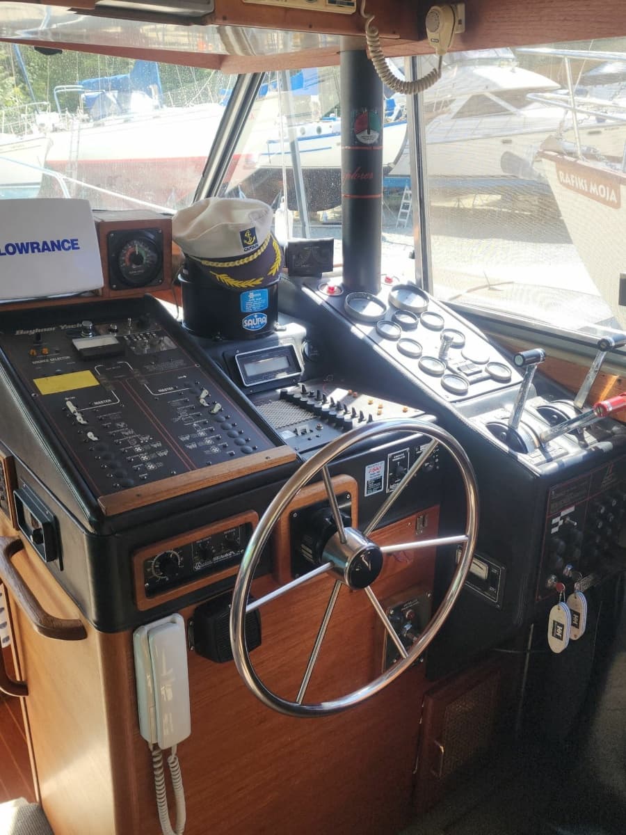 1985 Bayliner 3870 Motoryacht - Photo 33