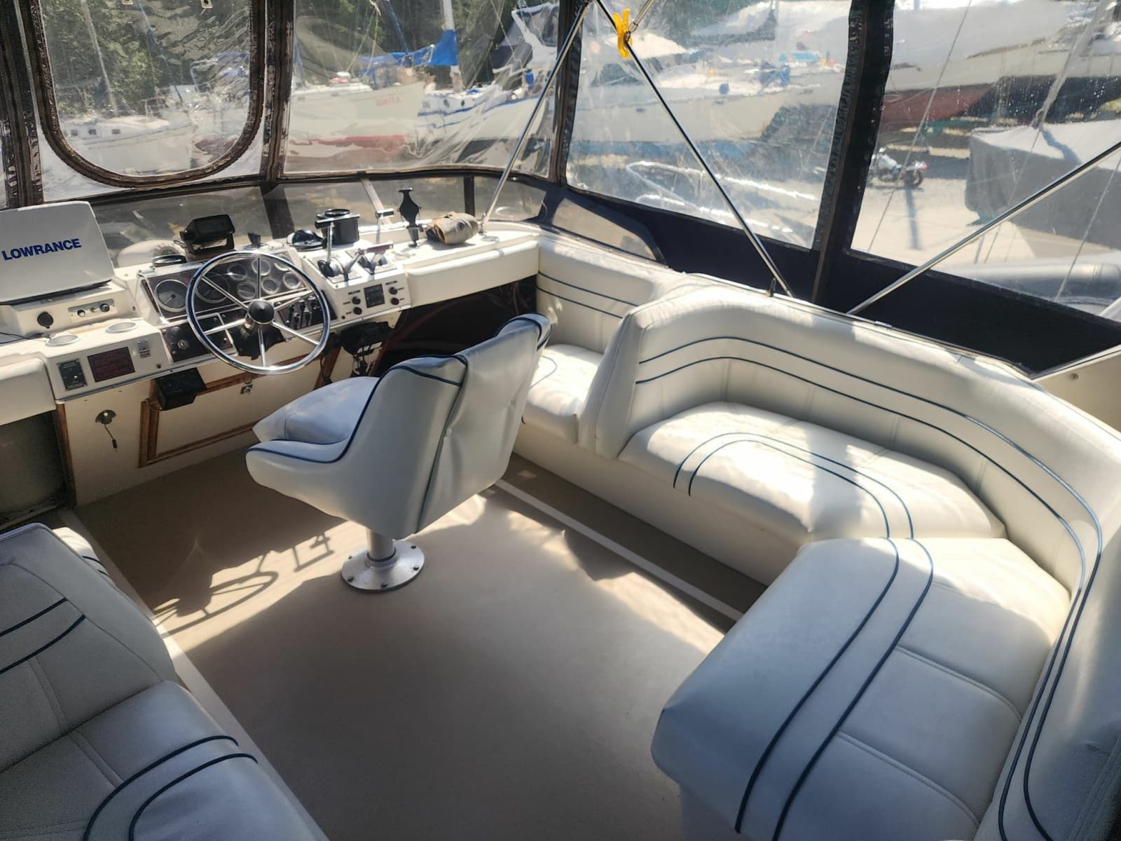 1985 Bayliner 3870 Motoryacht - Photo 23