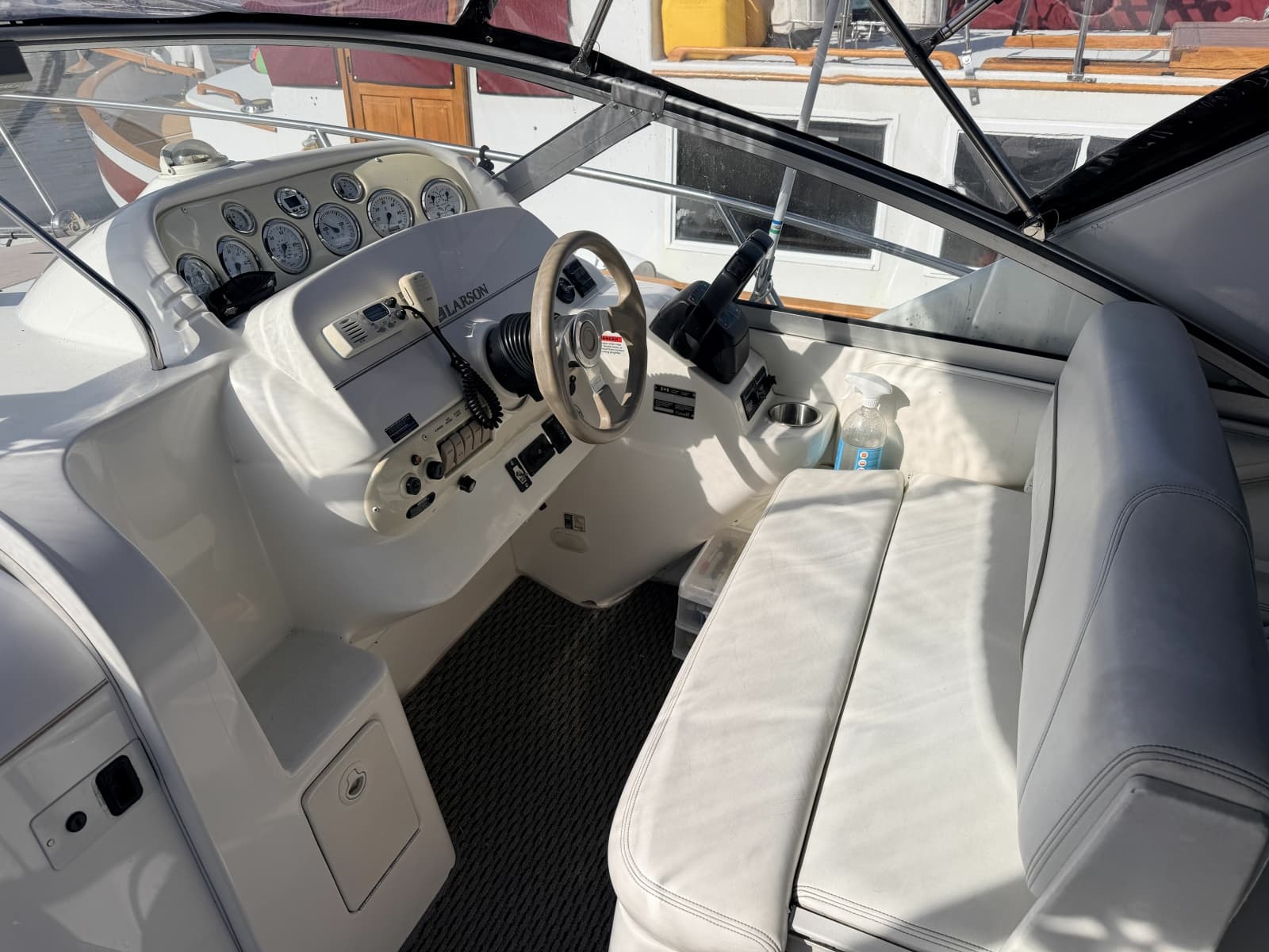 2000 Larson Cabrio 330 - Photo 18