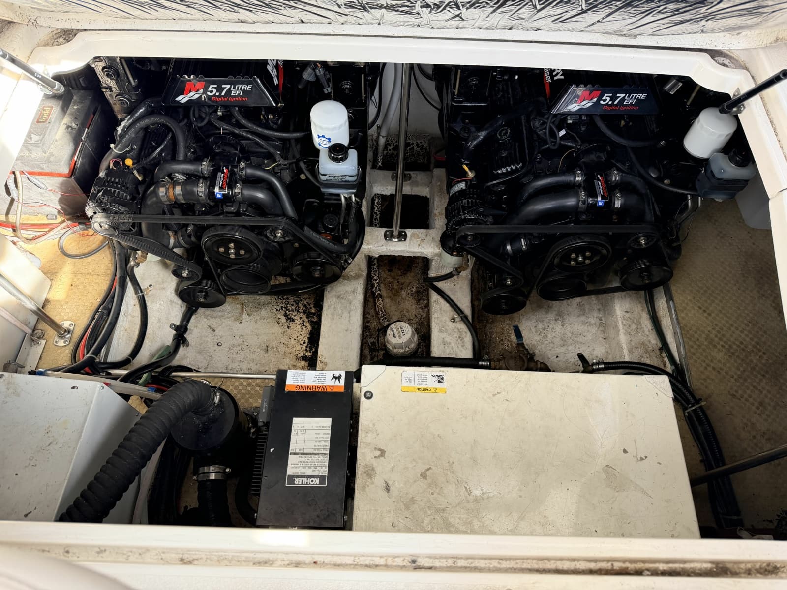 2000 Larson Cabrio 330 - Photo 38