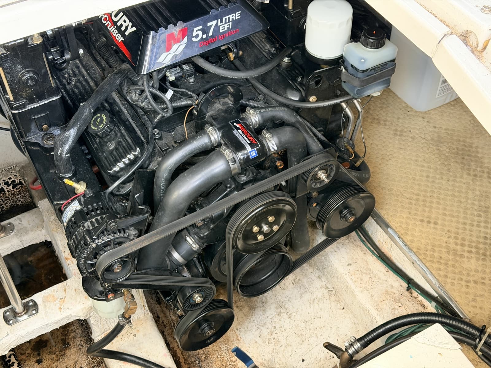 2000 Larson Cabrio 330 - Photo 40
