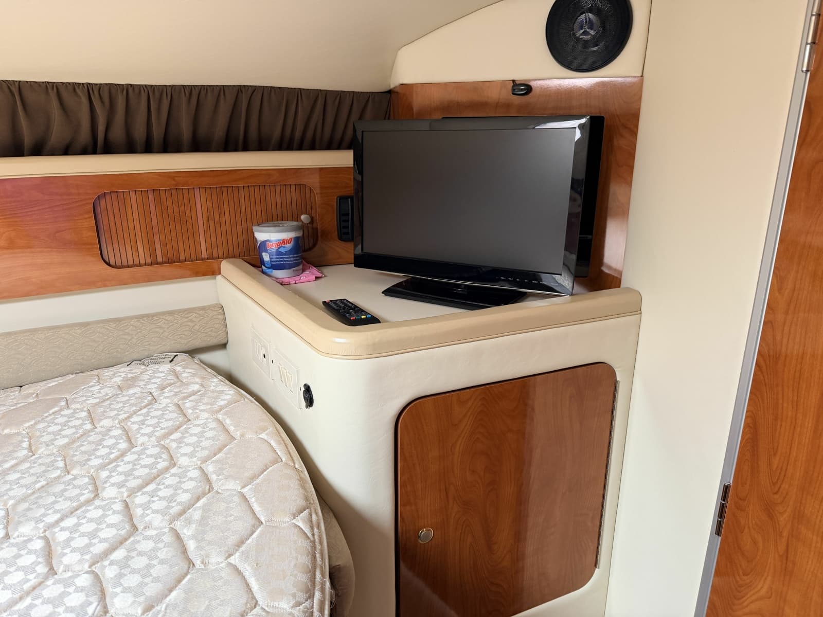 2006 Larson Cabrio 370 - Photo 55