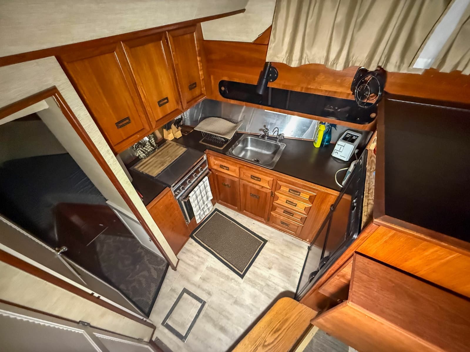 1977 Pacemaker FB Motor Yacht - Photo 28