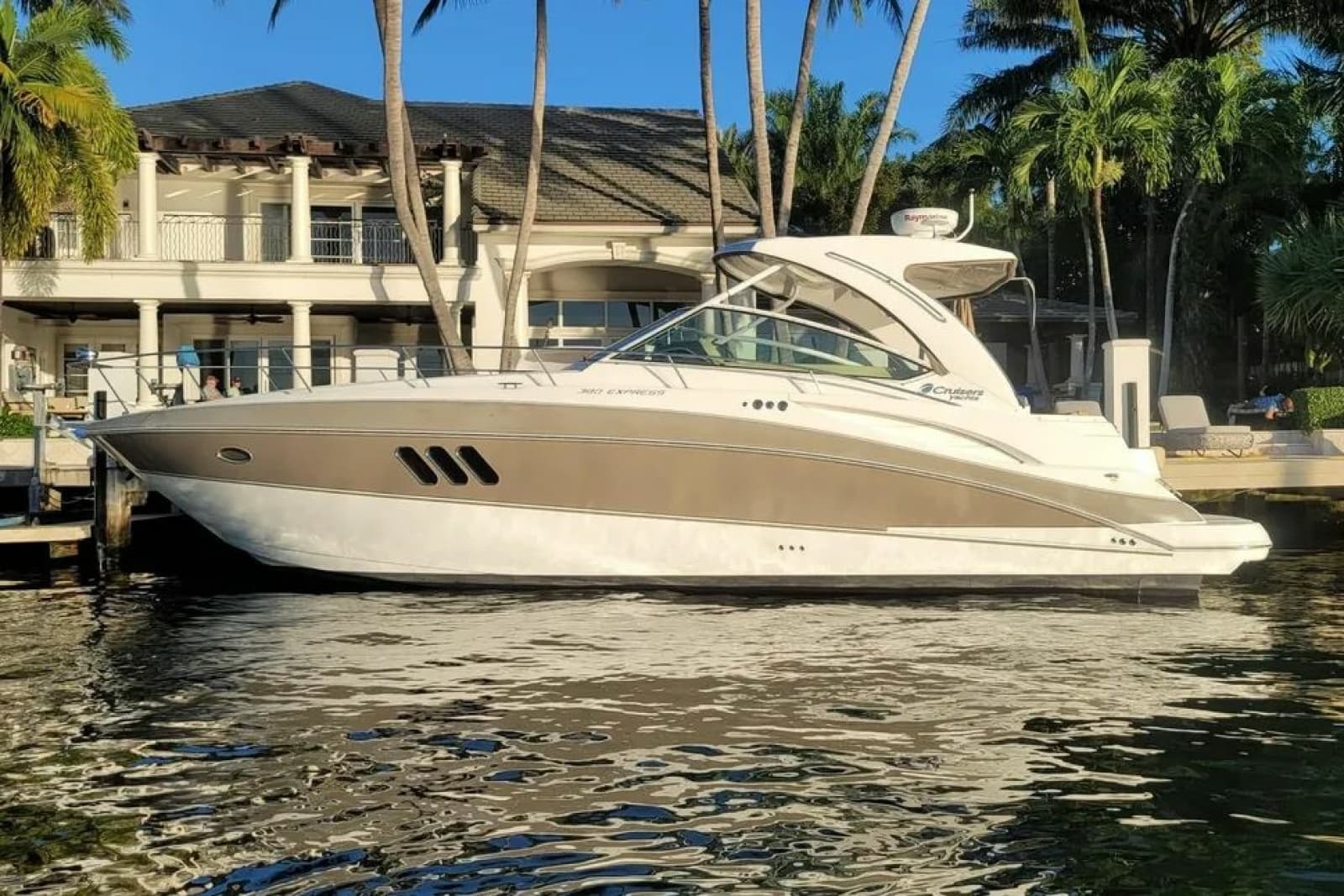 2014 Cruisers Yachts 380 Express - Photo 1