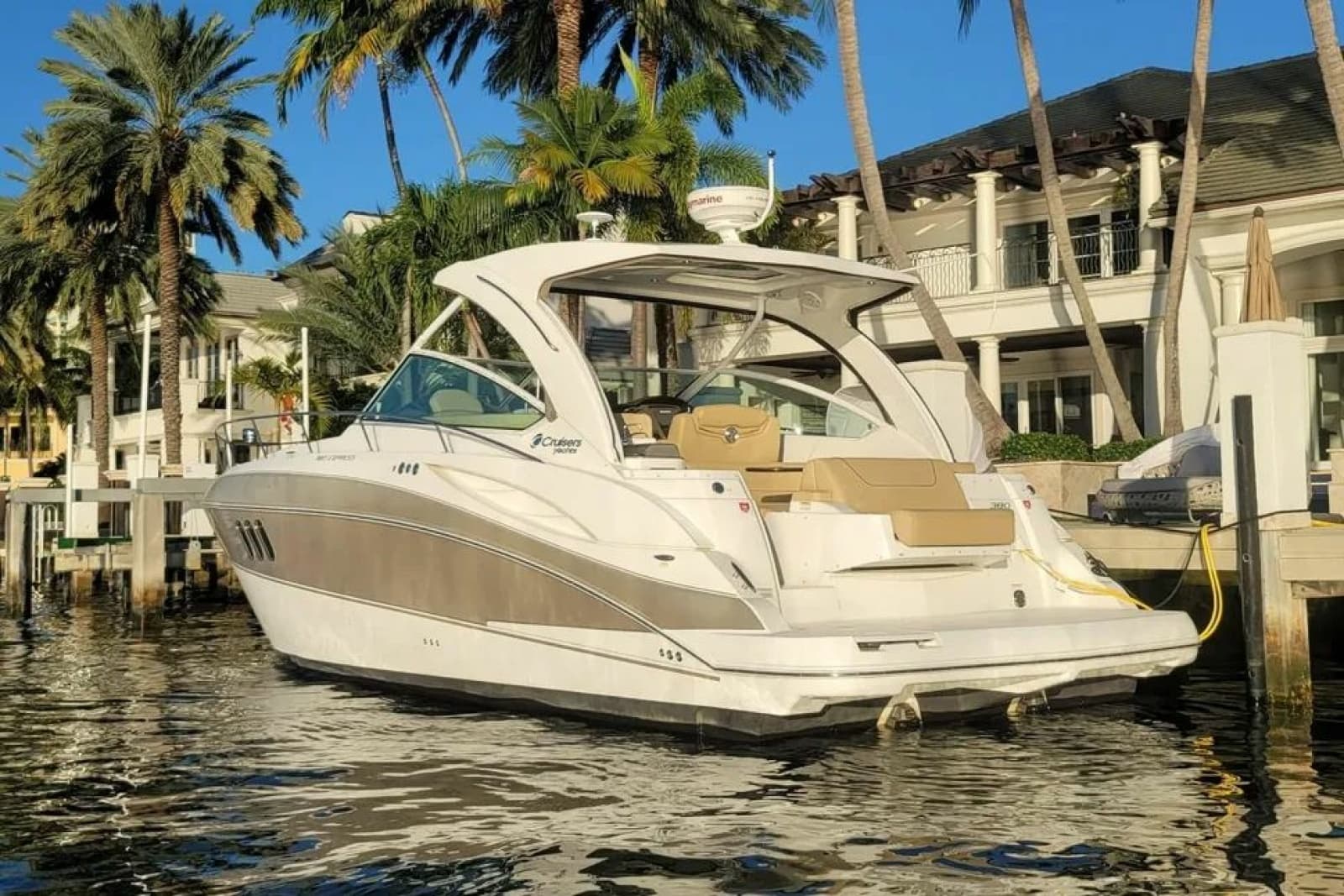 2014 Cruisers Yachts 380 Express - Photo 2
