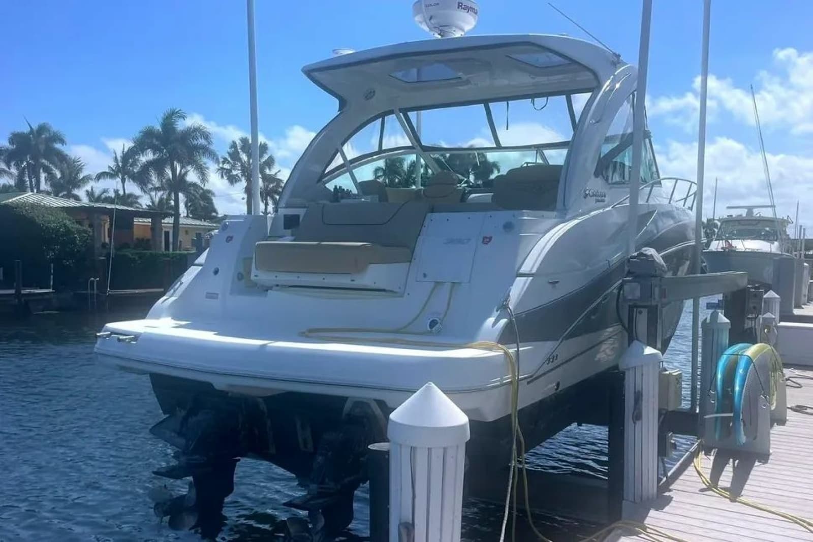 2014 Cruisers Yachts 380 Express - Photo 3