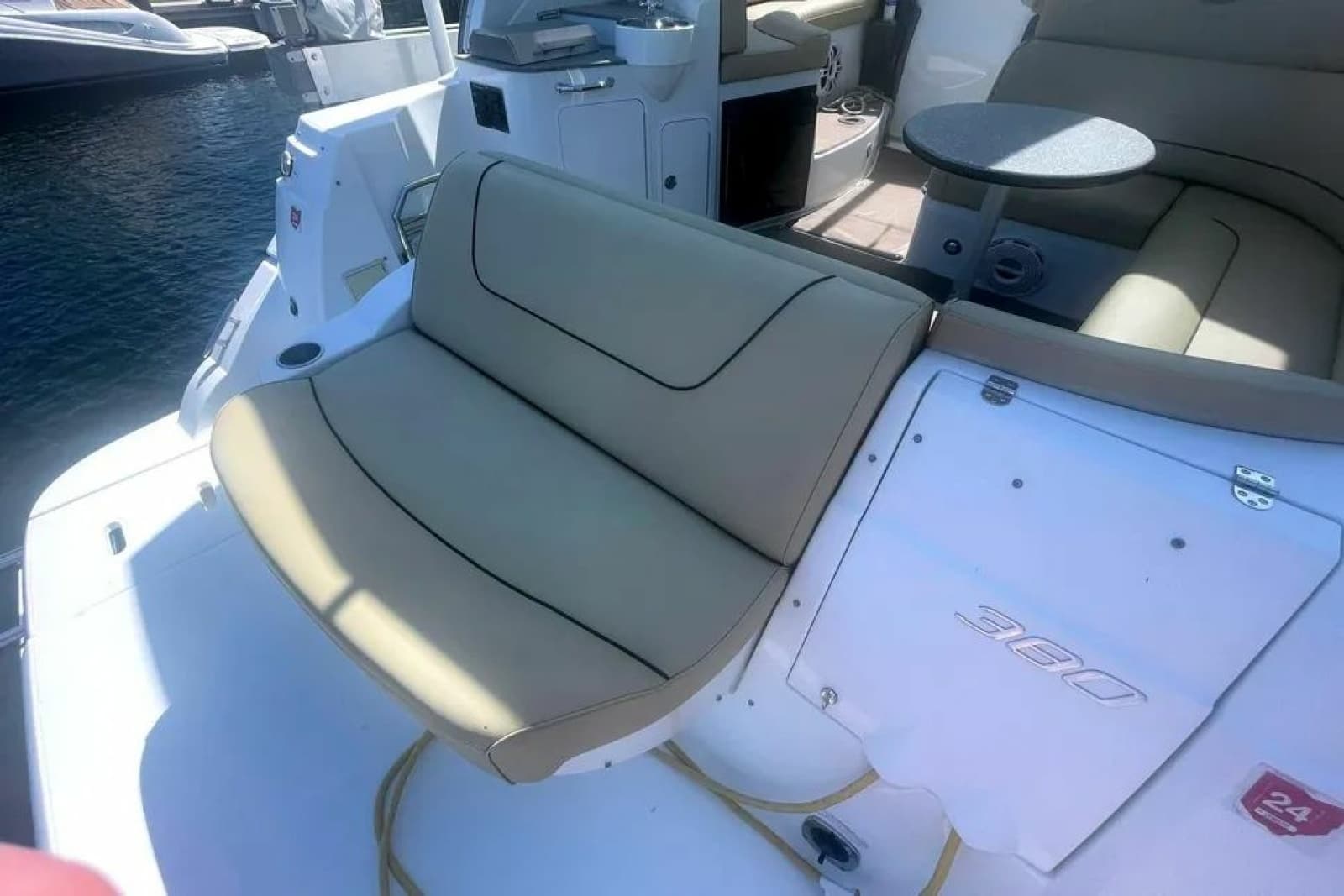 2014 Cruisers Yachts 380 Express - Photo 8
