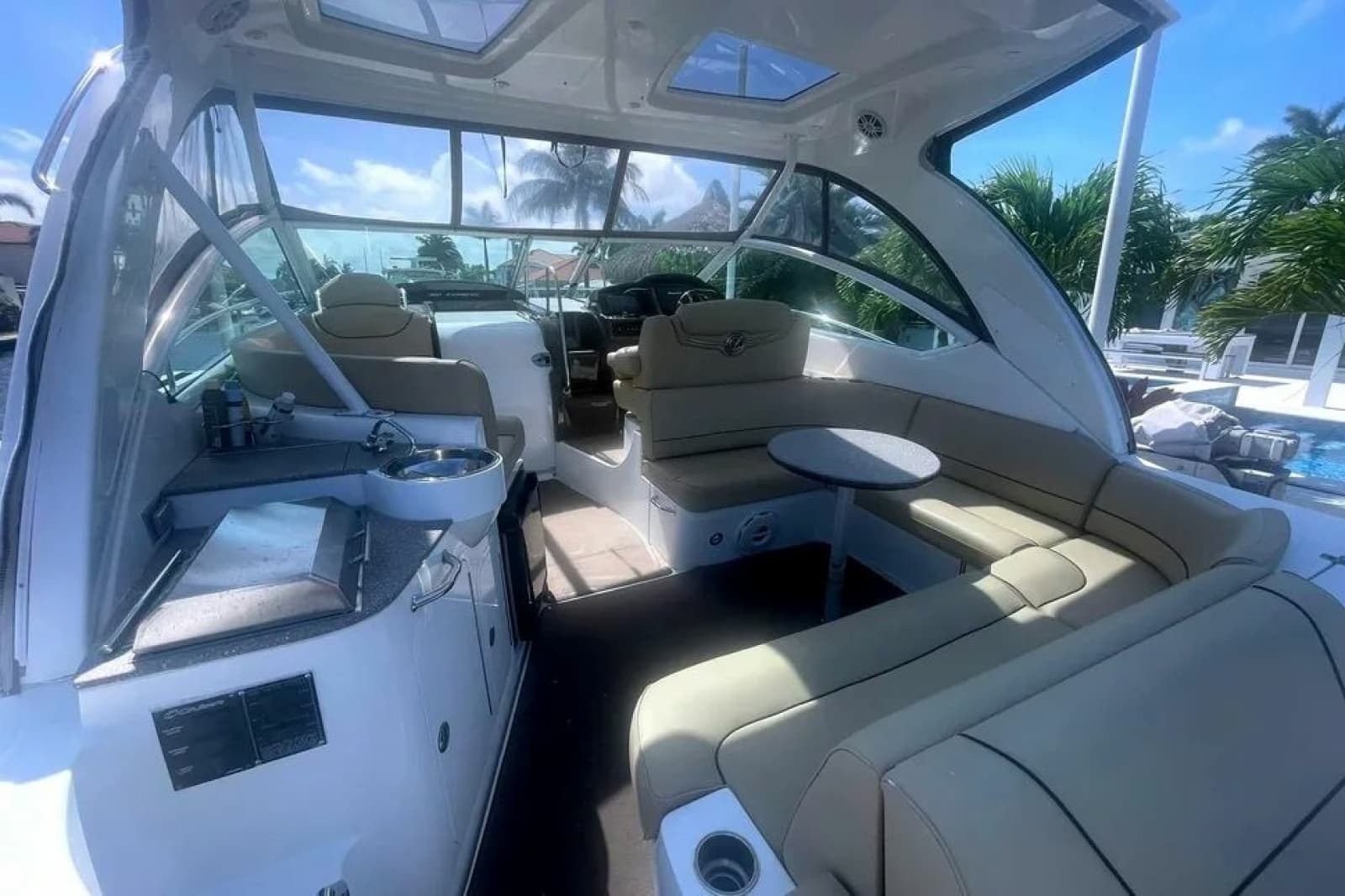 2014 Cruisers Yachts 380 Express - Photo 9