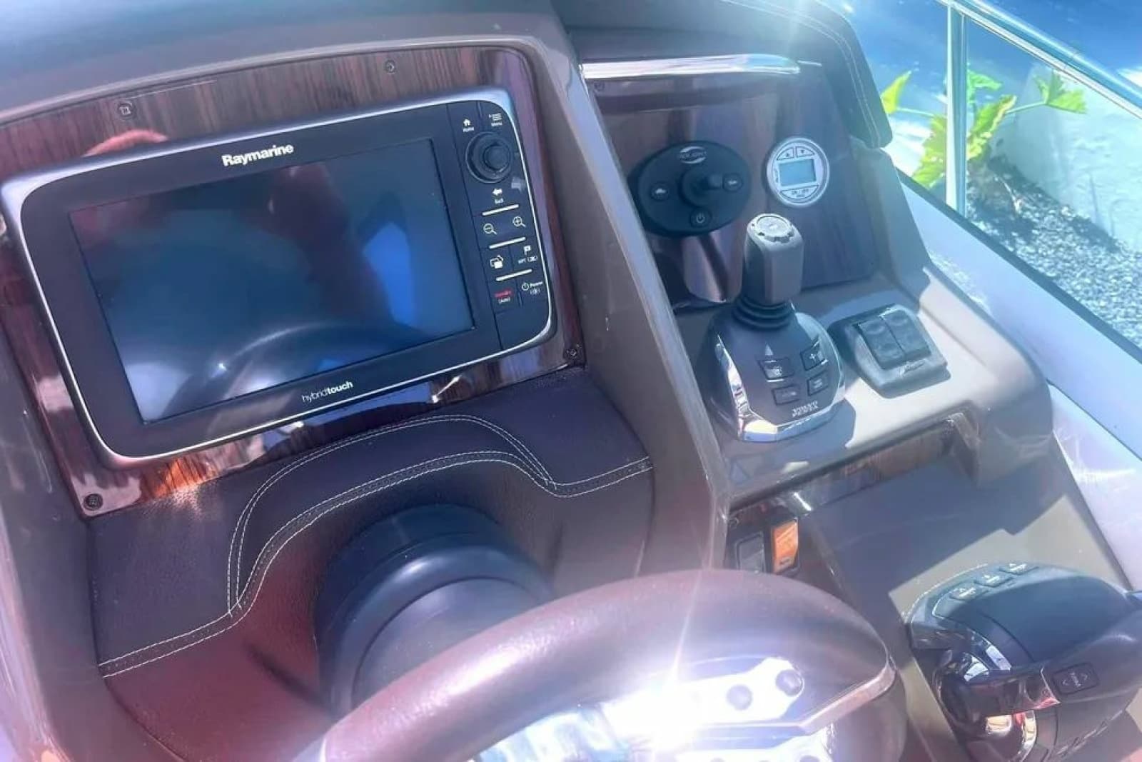 2014 Cruisers Yachts 380 Express - Photo 17