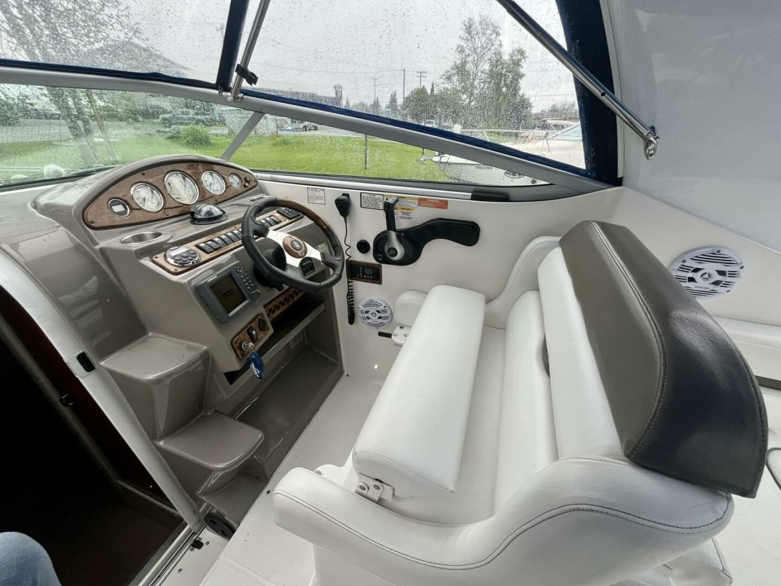 2009 Rinker 260 Express - Photo 12