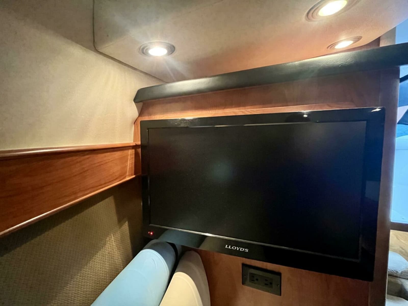 2009 Rinker 260 Express - Photo 20