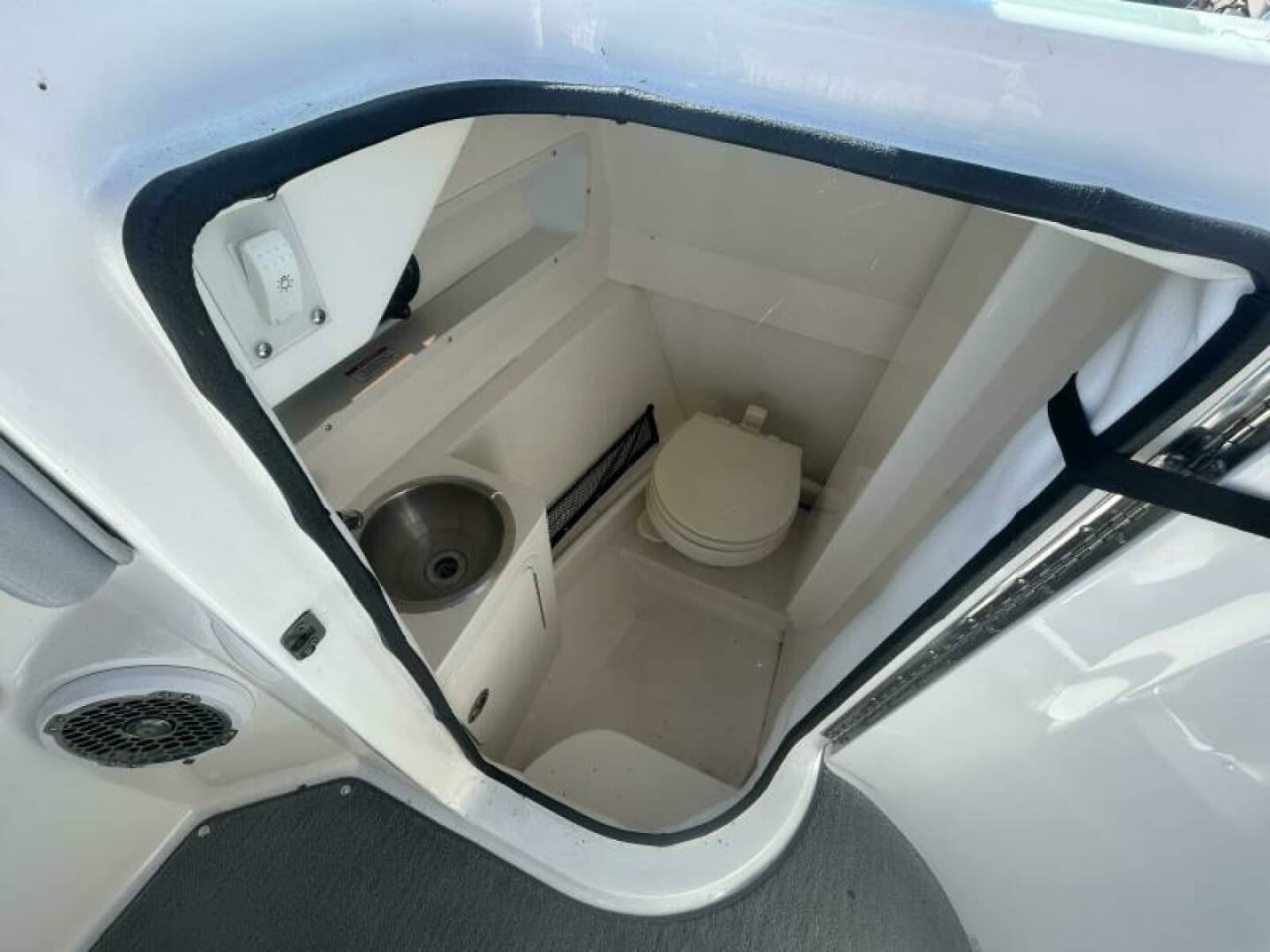 2016 Sea Ray 270 Sundeck - Photo 35