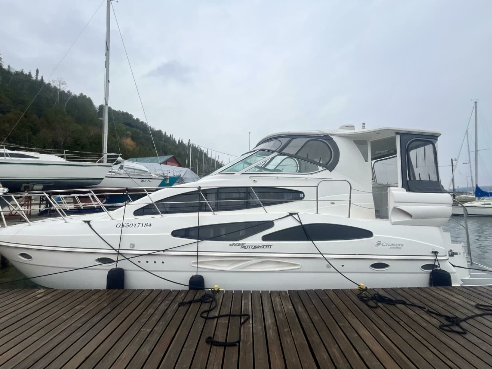 2005 Cruisers Yachts 405 Express Motor Yacht - Photo 5