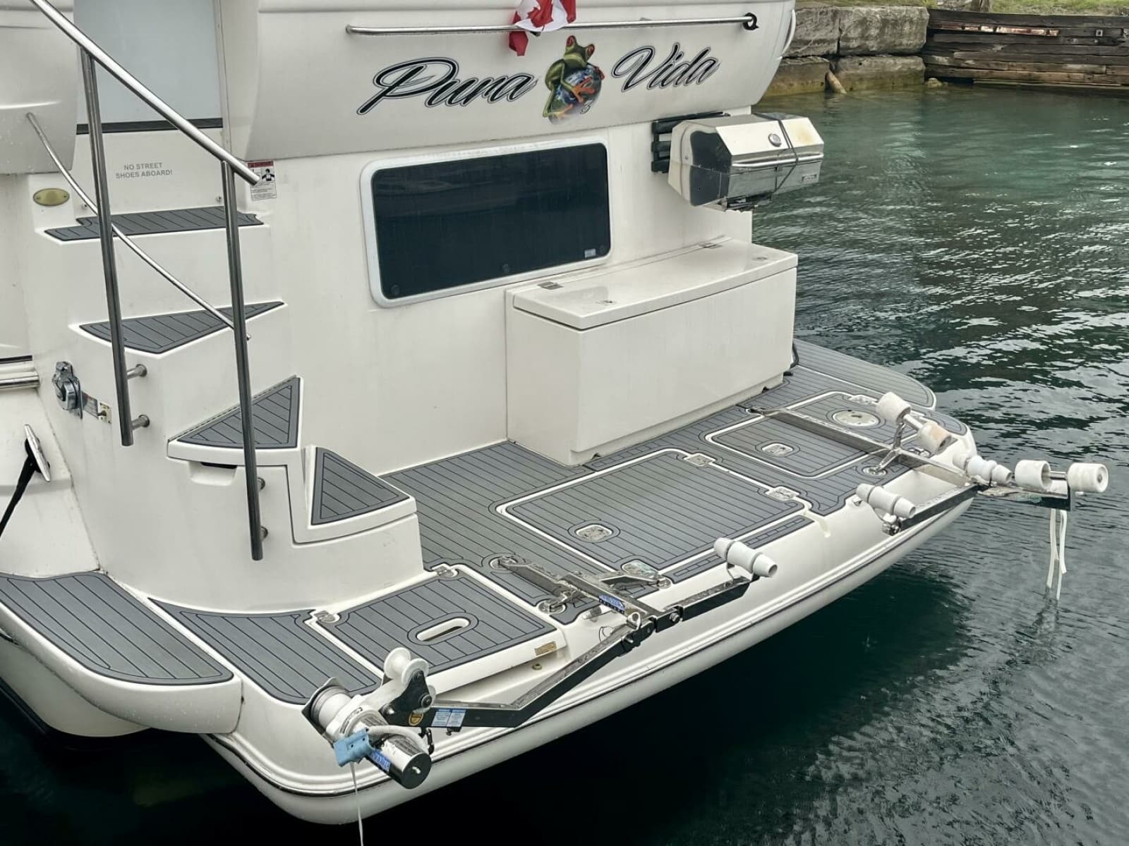 2005 Cruisers Yachts 405 Express Motor Yacht - Photo 10