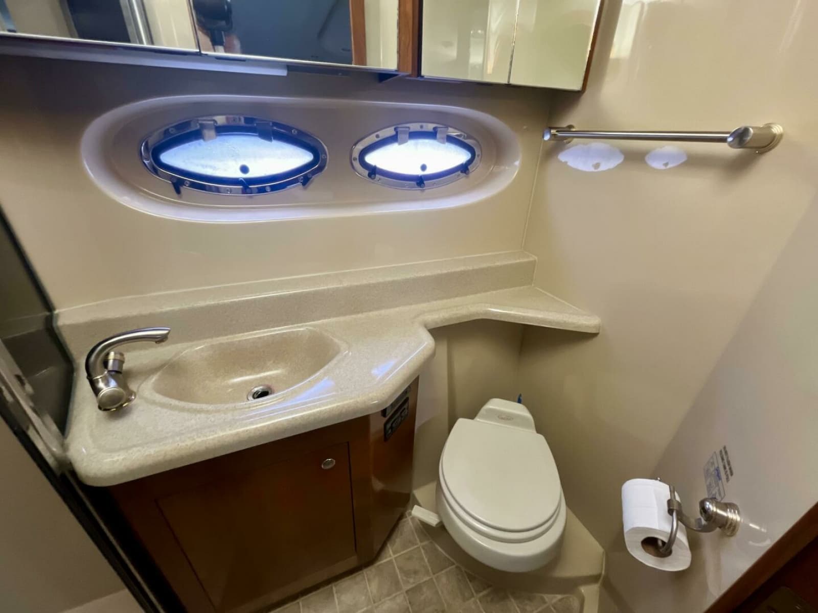 2005 Cruisers Yachts 405 Express Motor Yacht - Photo 48