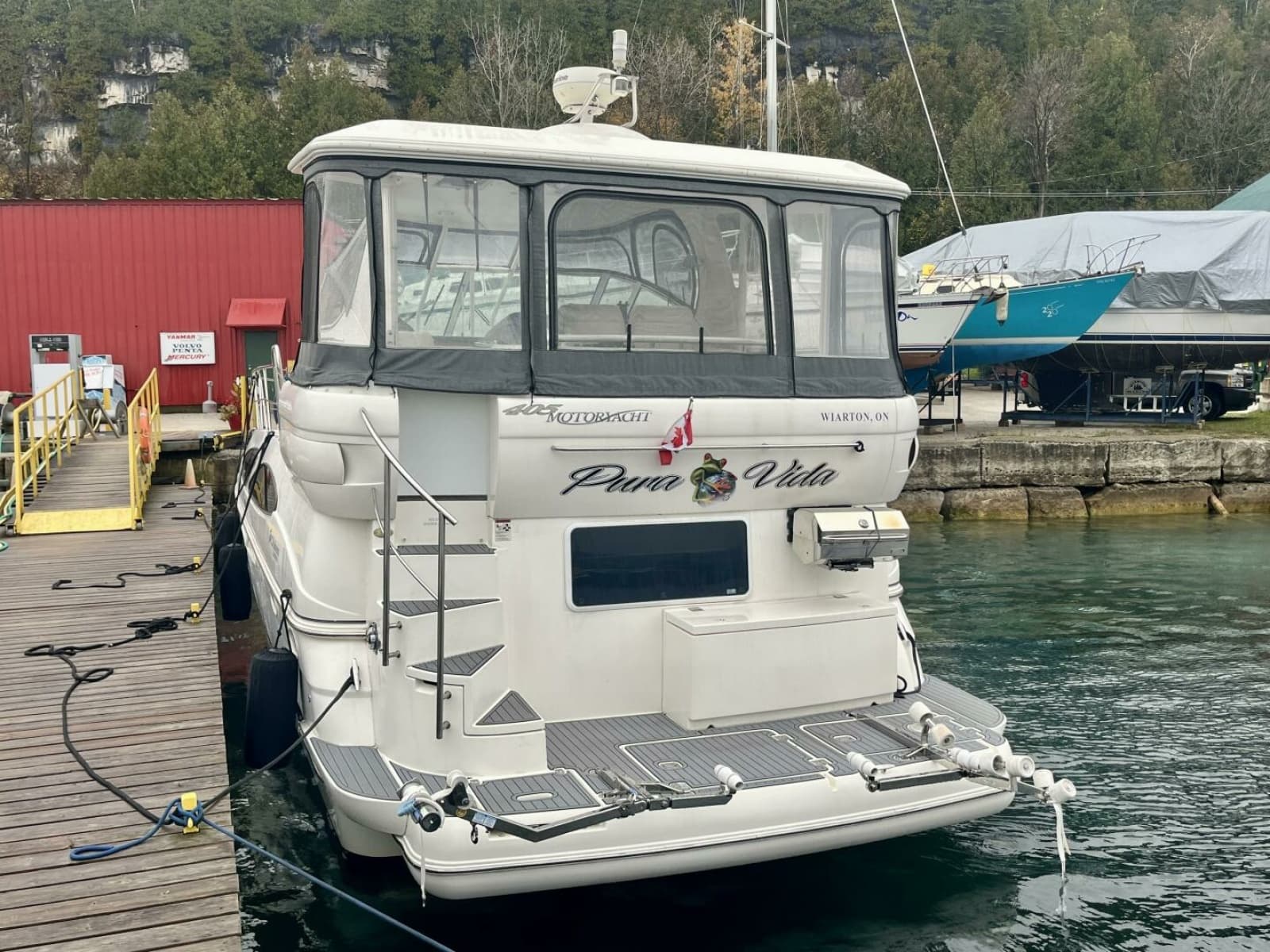 2005 Cruisers Yachts 405 Express Motor Yacht - Photo 8