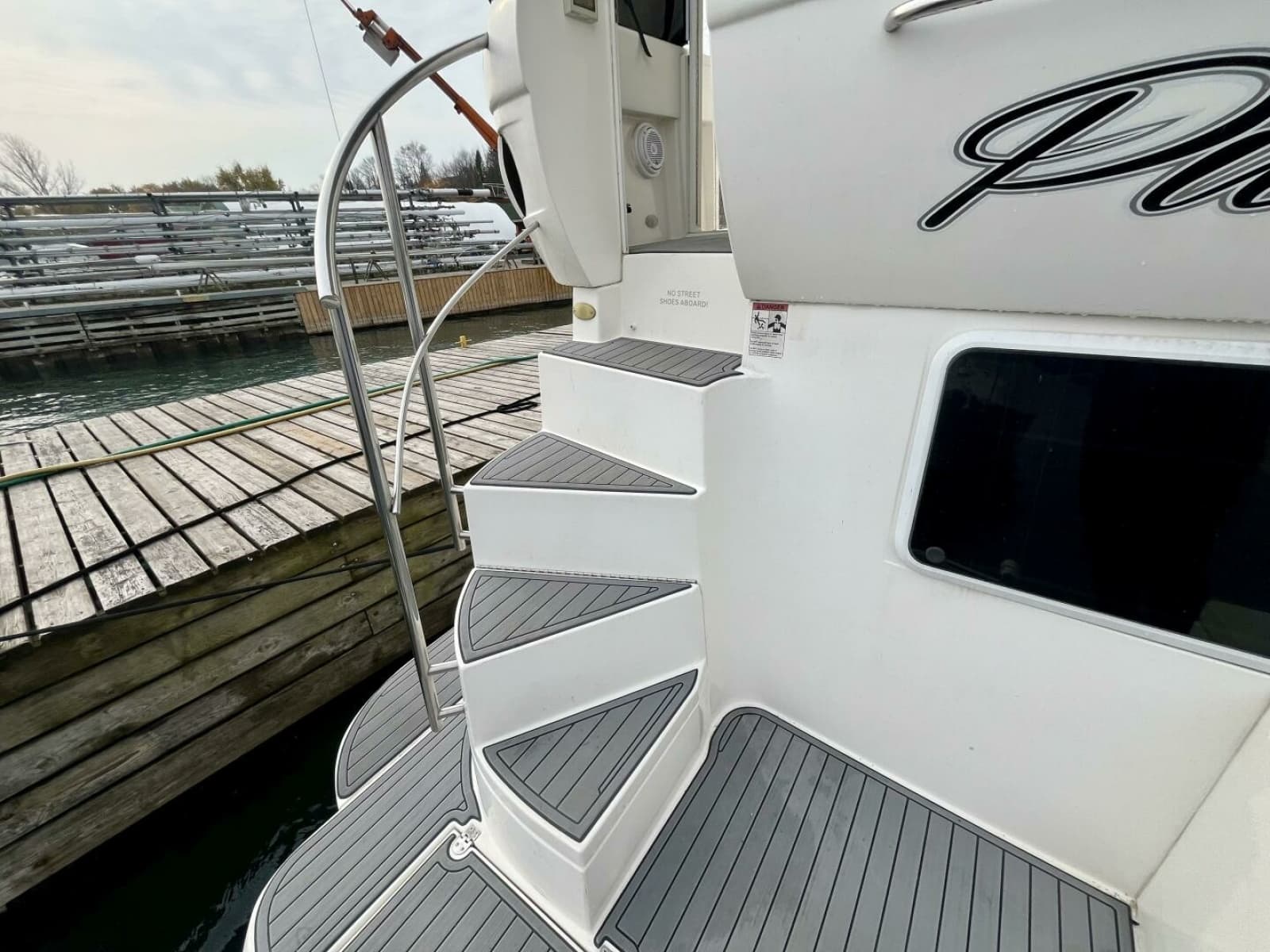 2005 Cruisers Yachts 405 Express Motor Yacht - Photo 12