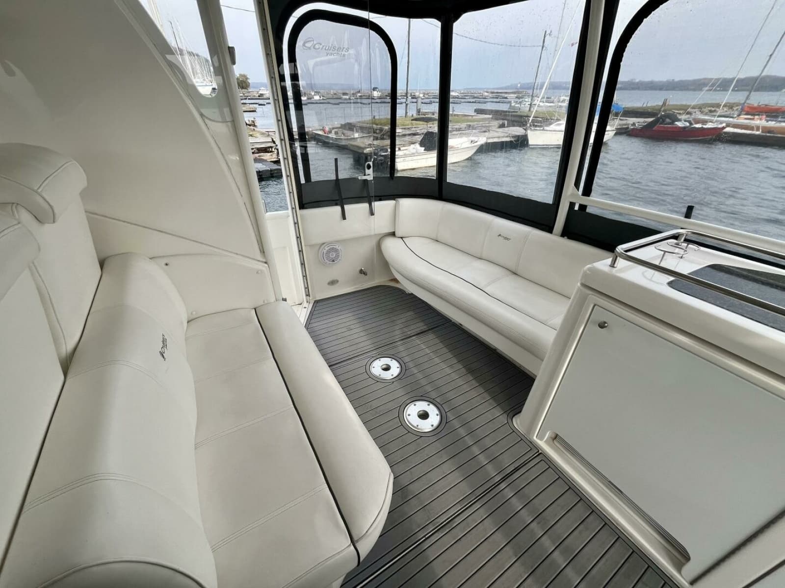 2005 Cruisers Yachts 405 Express Motor Yacht - Photo 17