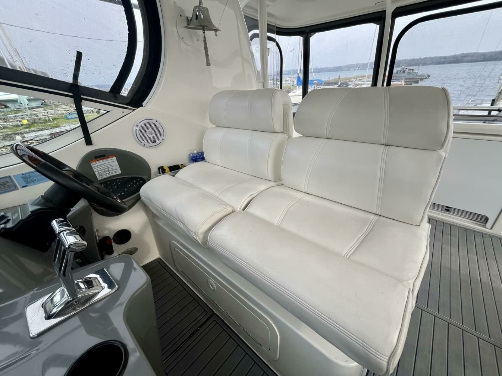 2005 Cruisers Yachts 405 Express Motor Yacht - Photo 19