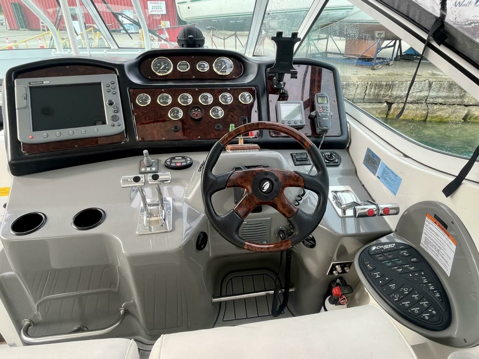 2005 Cruisers Yachts 405 Express Motor Yacht - Photo 20