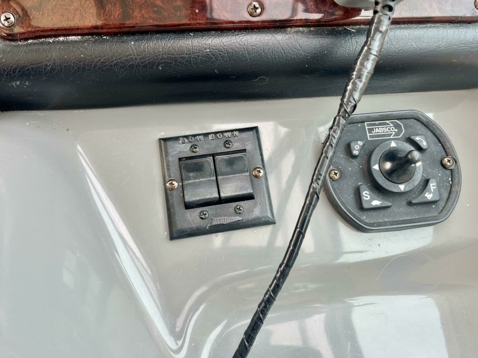 2005 Cruisers Yachts 405 Express Motor Yacht - Photo 25