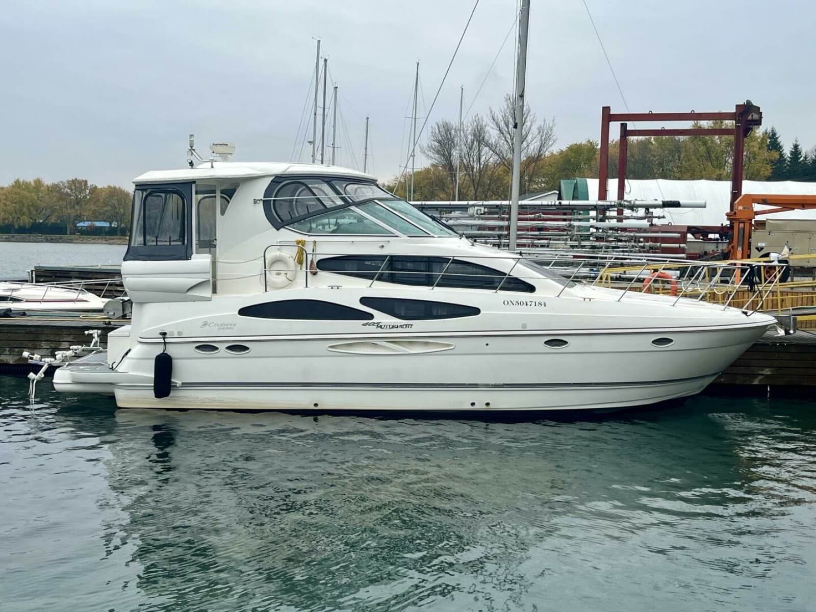 2005 Cruisers Yachts 405 Express Motor Yacht - Photo 2