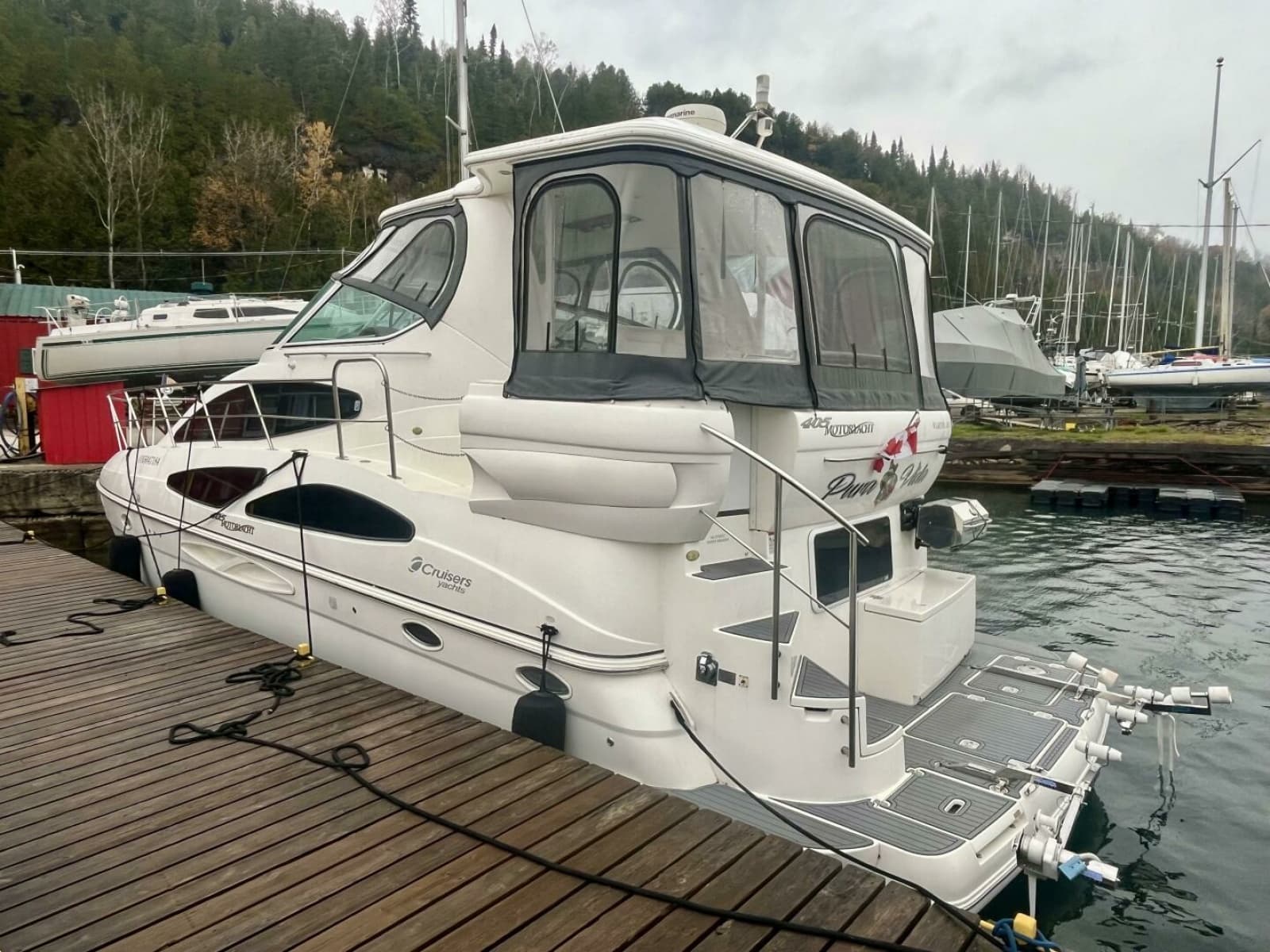 2005 Cruisers Yachts 405 Express Motor Yacht - Photo 7