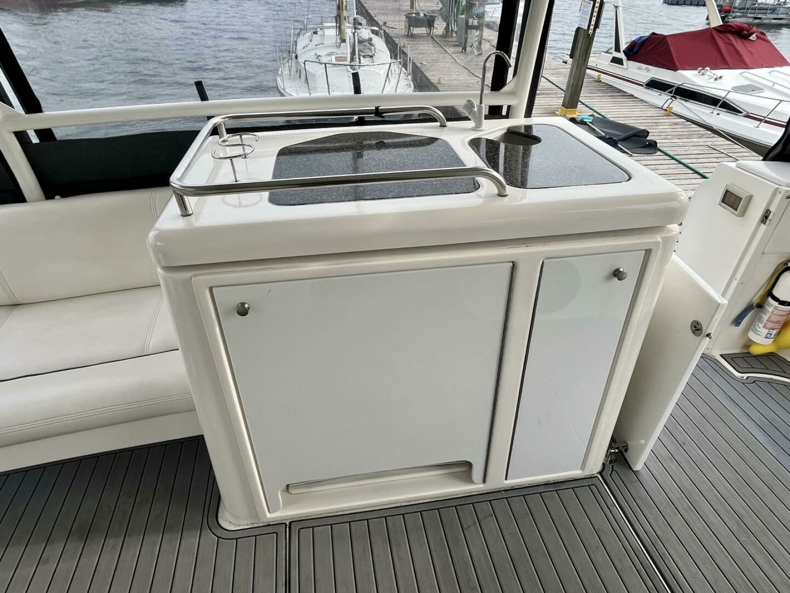2005 Cruisers Yachts 405 Express Motor Yacht - Photo 14
