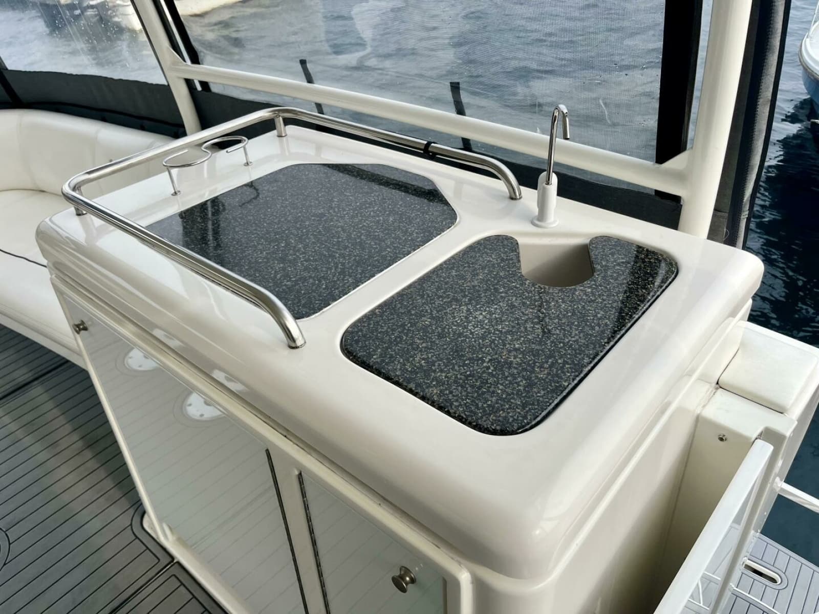 2005 Cruisers Yachts 405 Express Motor Yacht - Photo 16