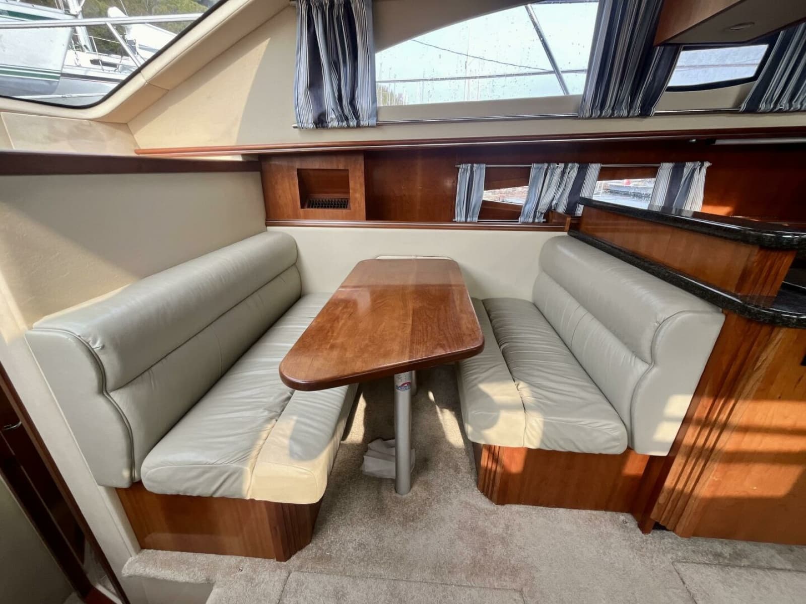 2005 Cruisers Yachts 405 Express Motor Yacht - Photo 35