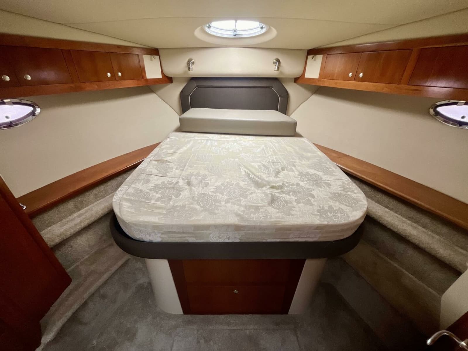 2005 Cruisers Yachts 405 Express Motor Yacht - Photo 37