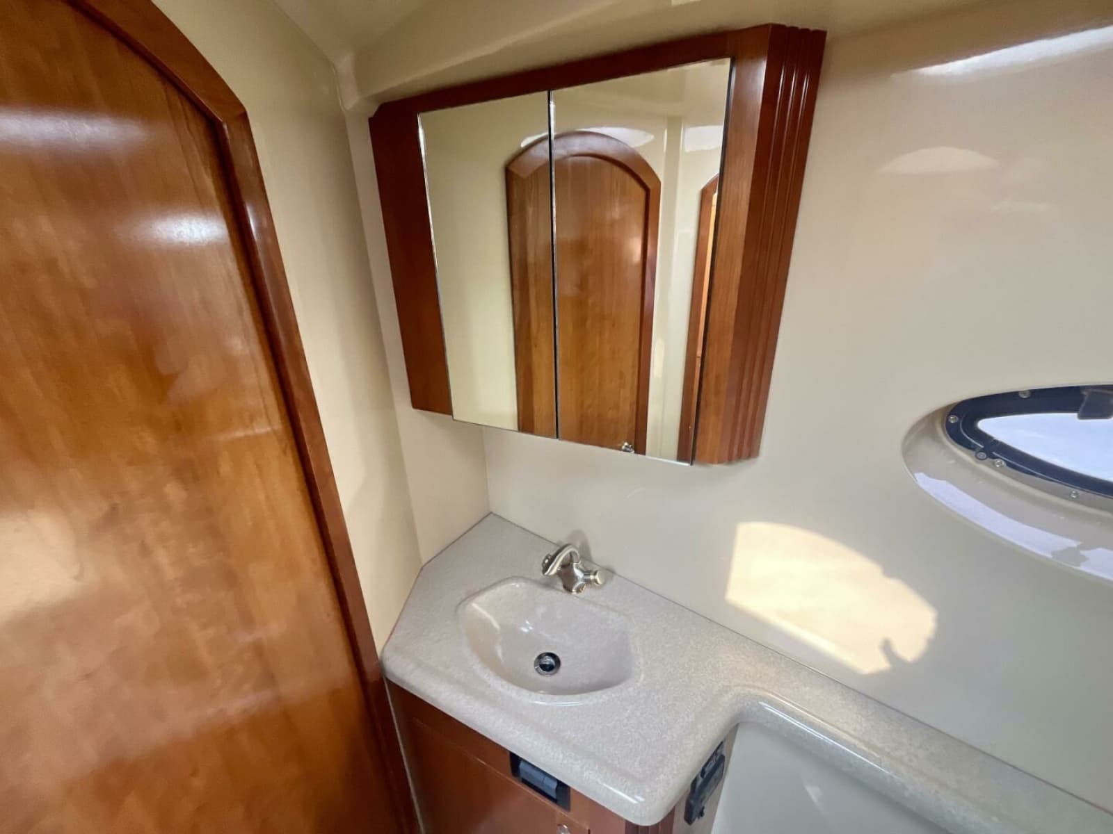 2005 Cruisers Yachts 405 Express Motor Yacht - Photo 39