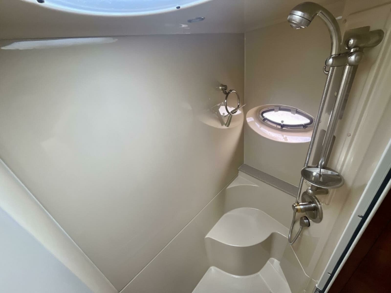 2005 Cruisers Yachts 405 Express Motor Yacht - Photo 49