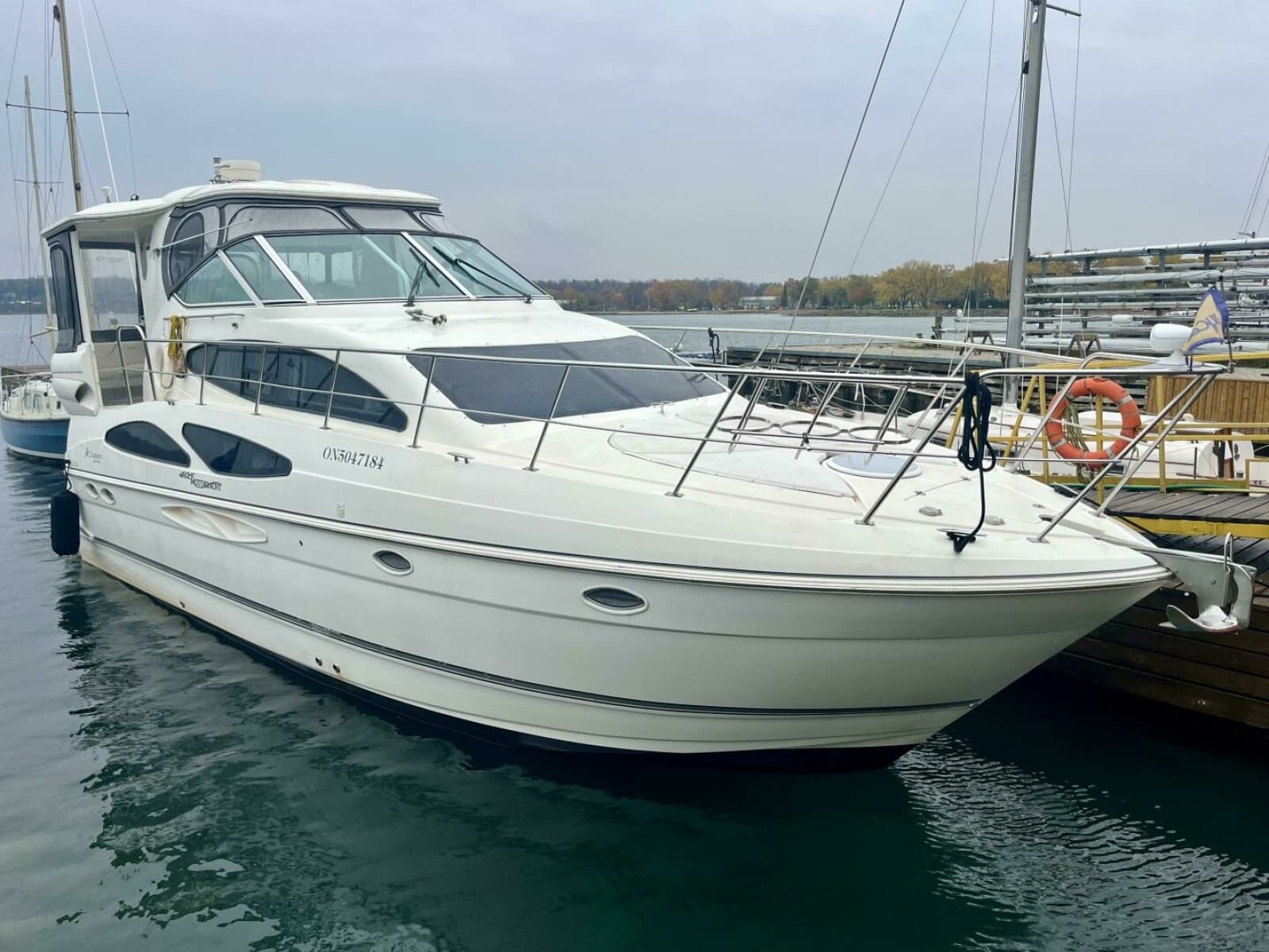 2005 Cruisers Yachts 405 Express Motor Yacht - Photo 3