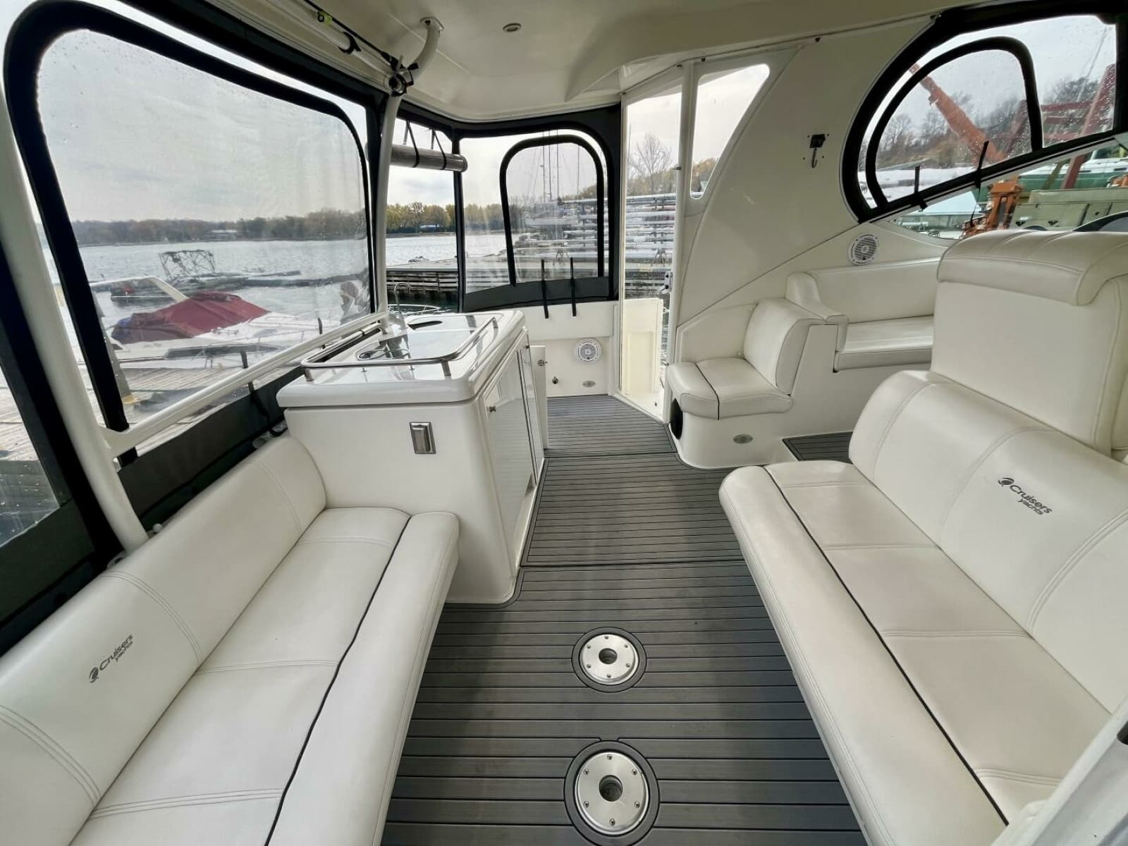 2005 Cruisers Yachts 405 Express Motor Yacht - Photo 13