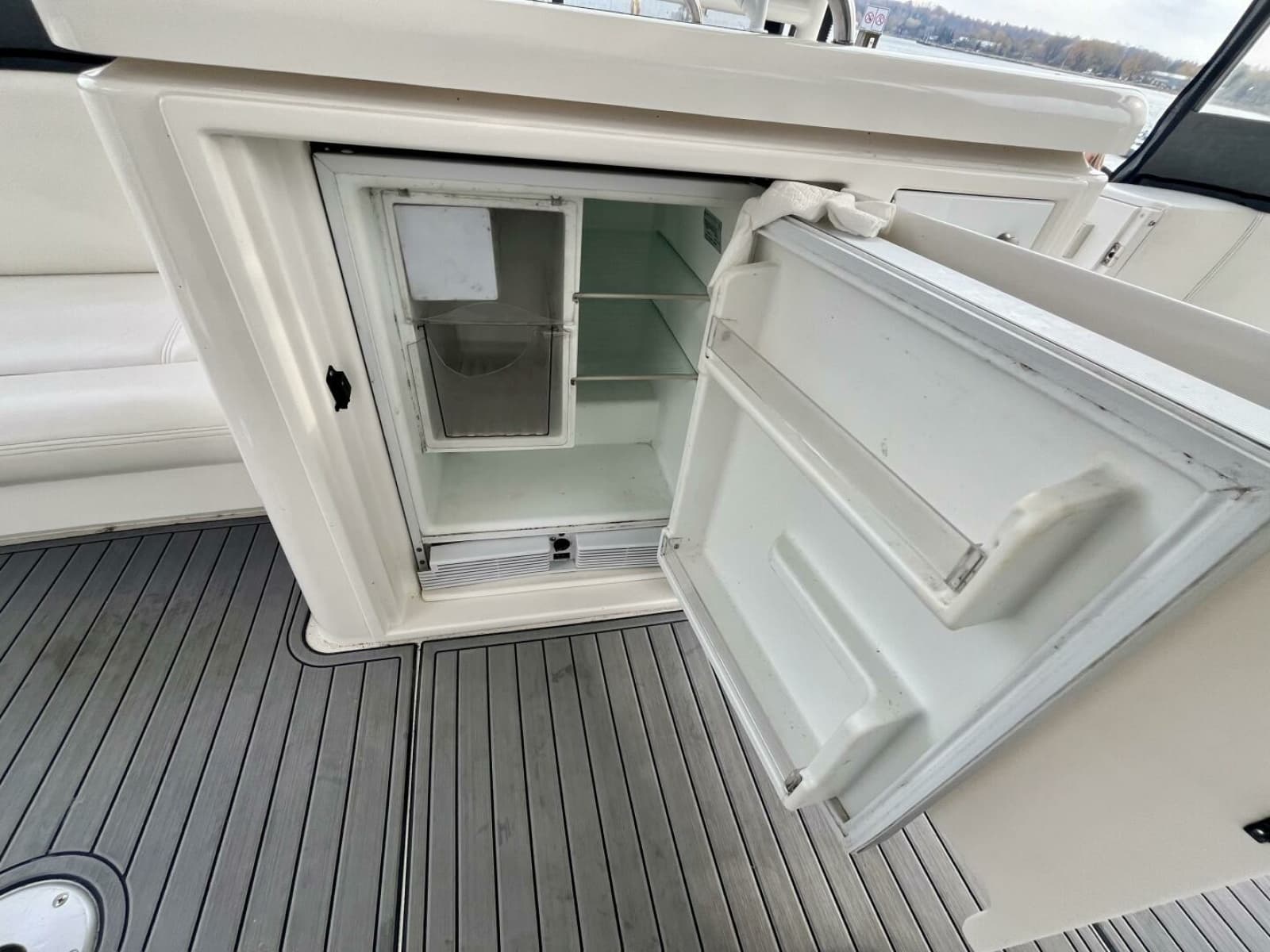 2005 Cruisers Yachts 405 Express Motor Yacht - Photo 15